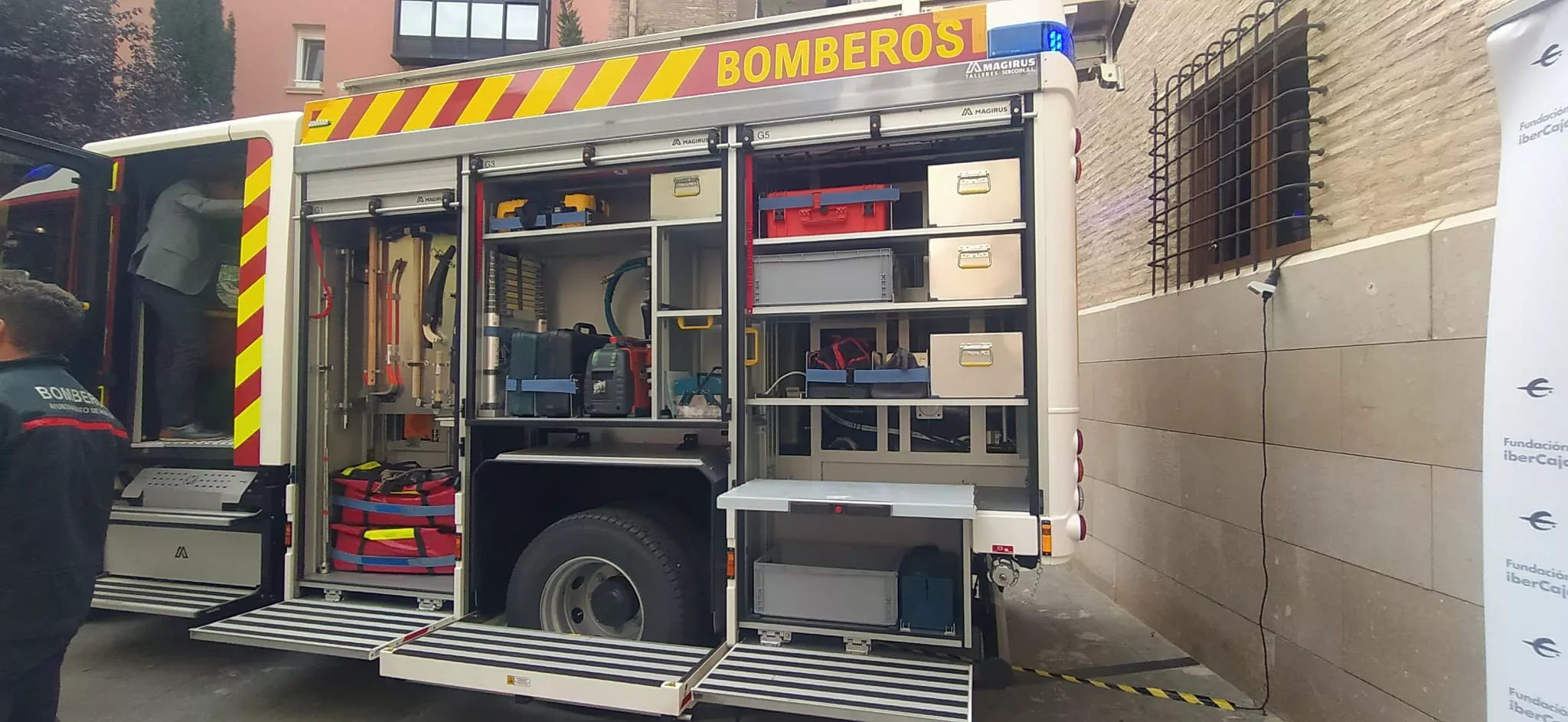 Nuevo camión de gran capacidad del Parque de Bomberos de Huesca. Foto Joaquín Santafé