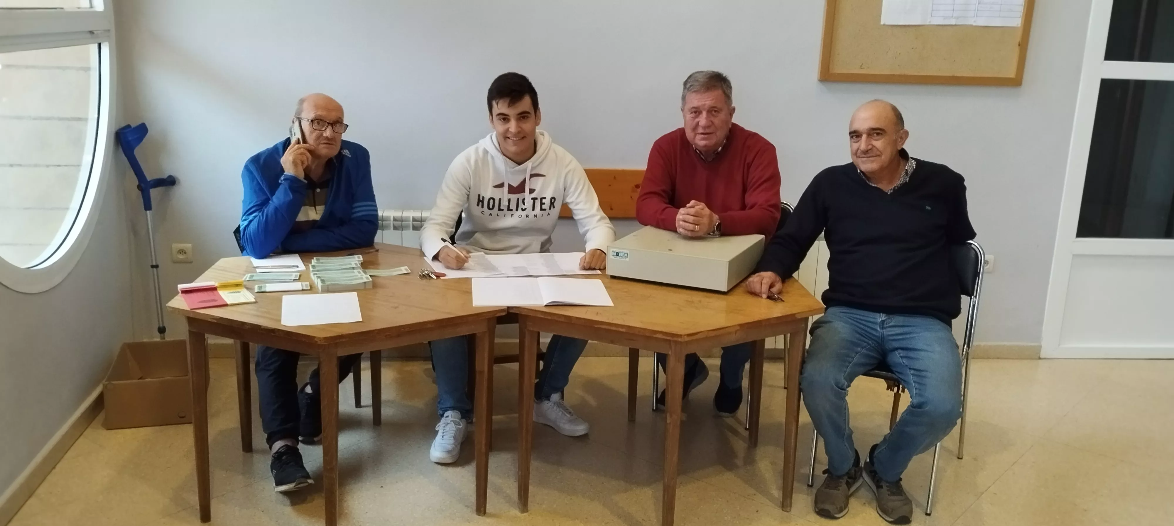 Una parte de la directiva del Tardienta vende entradas para el partido de Copa del Rey ante el Getafe.