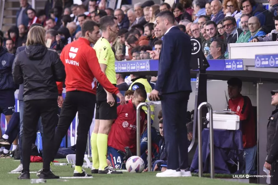 El árbitro consulta la pantalla VAR en el Huesca 0-1 Elche del pasado domingo. El árbitro consulta la pantalla VAR en el Huesca 0-1 Elche del pasado domingo.