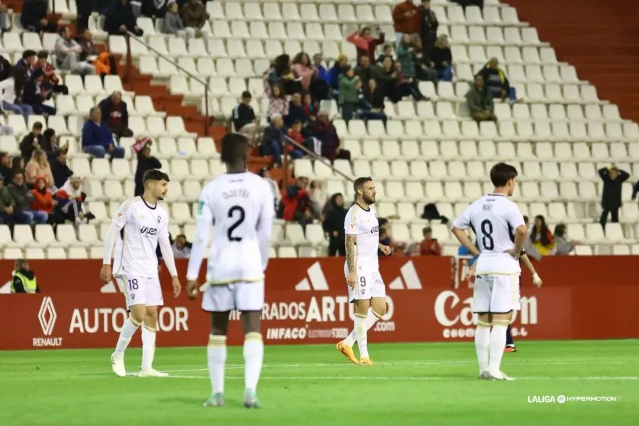 Los jugadores del Albacete lamentan un gol del Real Sporting en la última jornada de liga. Los jugadores del Albacete lamentan un gol del Real Sporting en la última jornada de liga.
