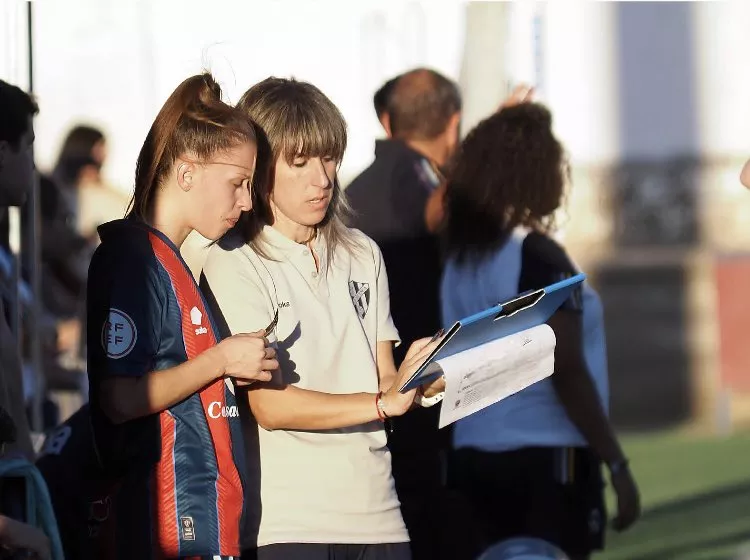 Nati Gutiérrez da indicaciones a una jugadora del Huesca antes de saltar al campo.