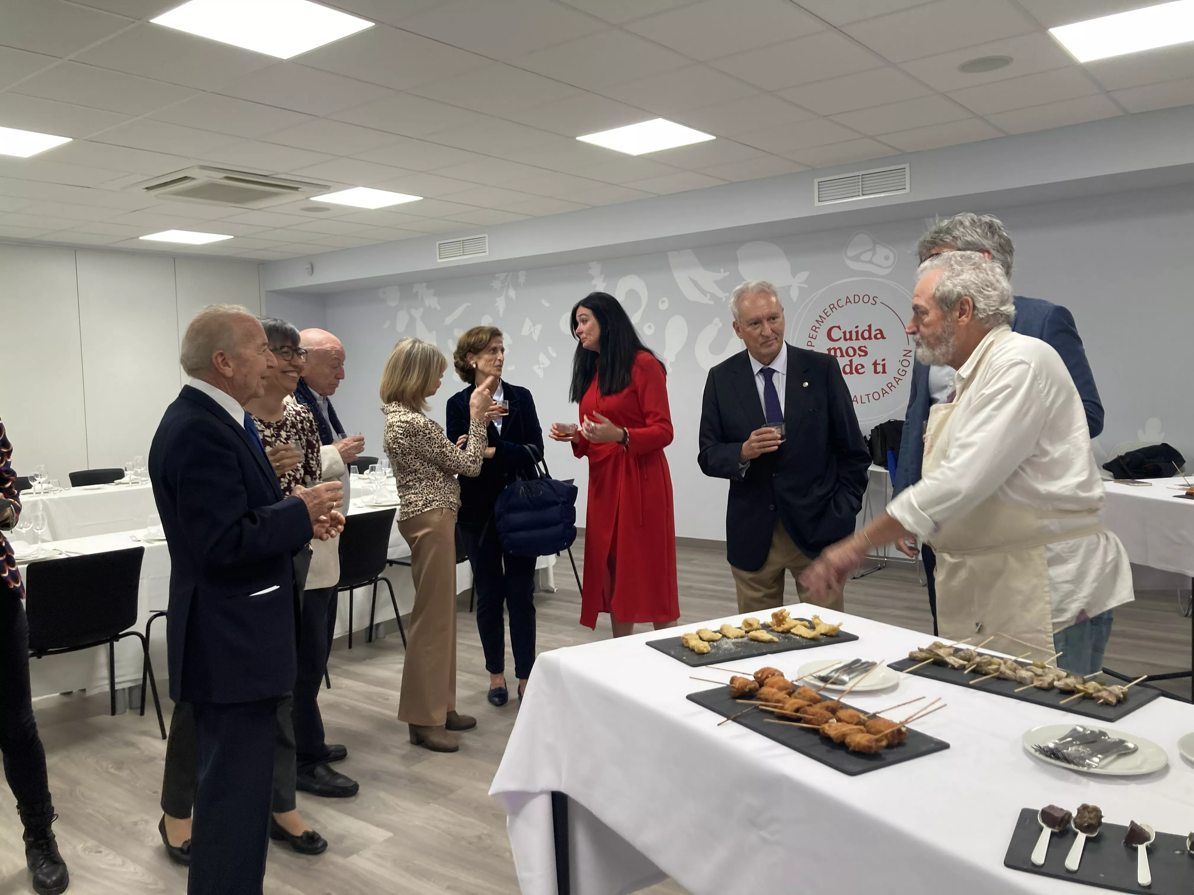 Autoridades, con la alcaldesa y el presidente de la Academia de Gastronomía, y comensales en el Espacio Altoaragón. Foto Vanessa Cano