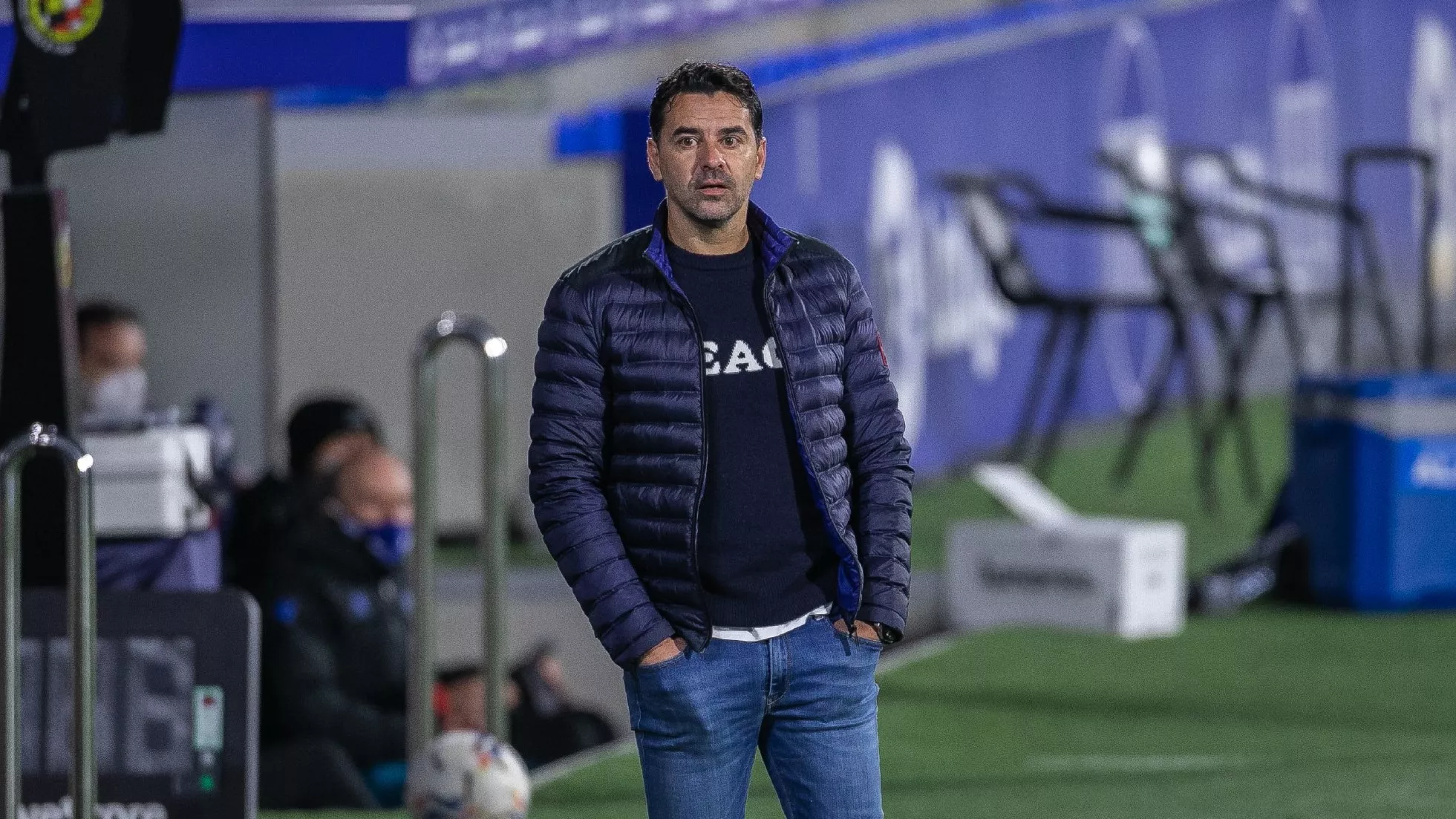 Míchel Sánchez, en el banquillo de El Alcoraz en su etapa como entrenador de la SD Huesca. Míchel Sánchez, en el banquillo de El Alcoraz en su etapa como entrenador de la SD Huesca.