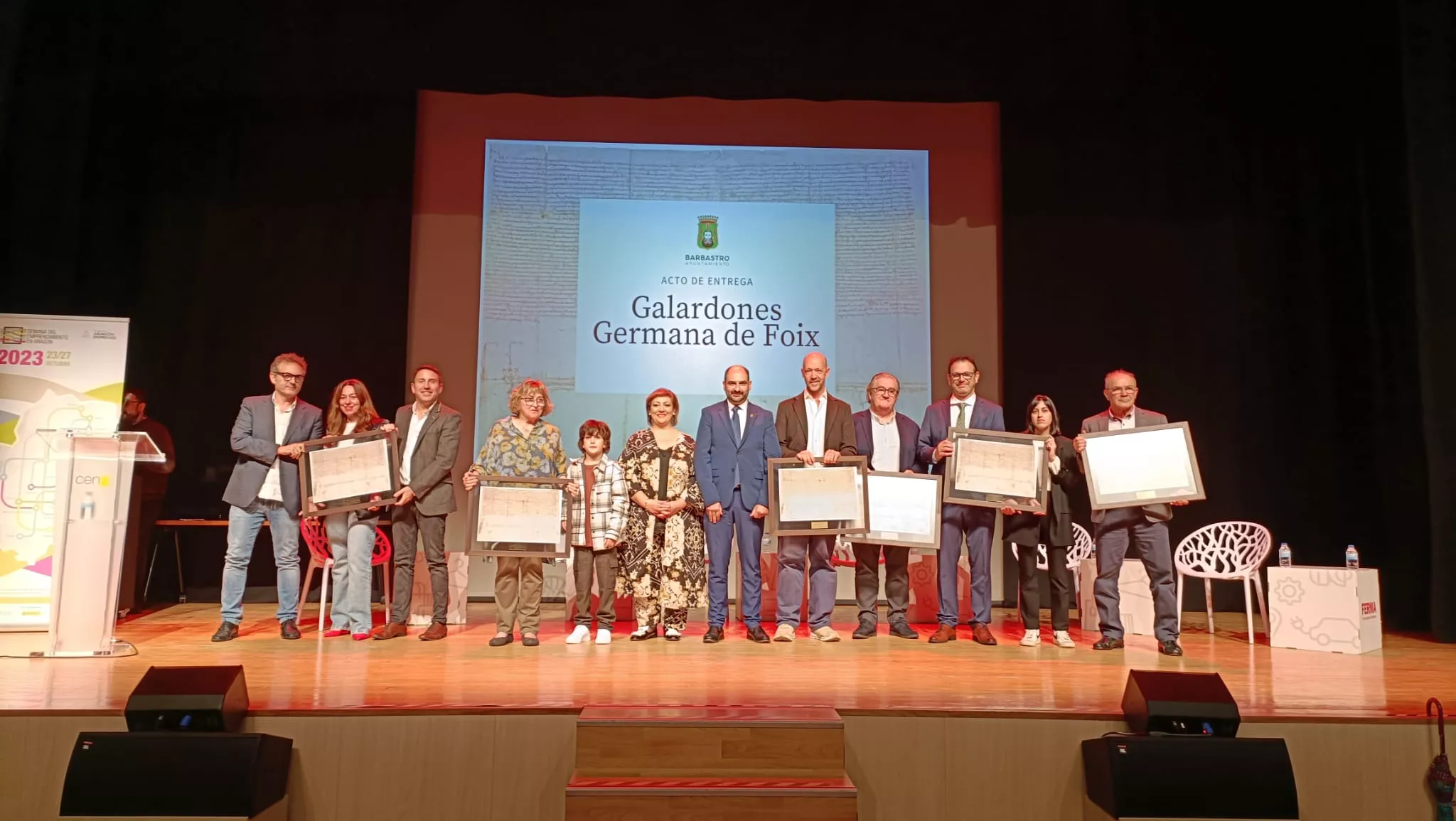 Foto de familia de los galardonados con las autoridades. Foto Ayuntamiento de Barbastro
