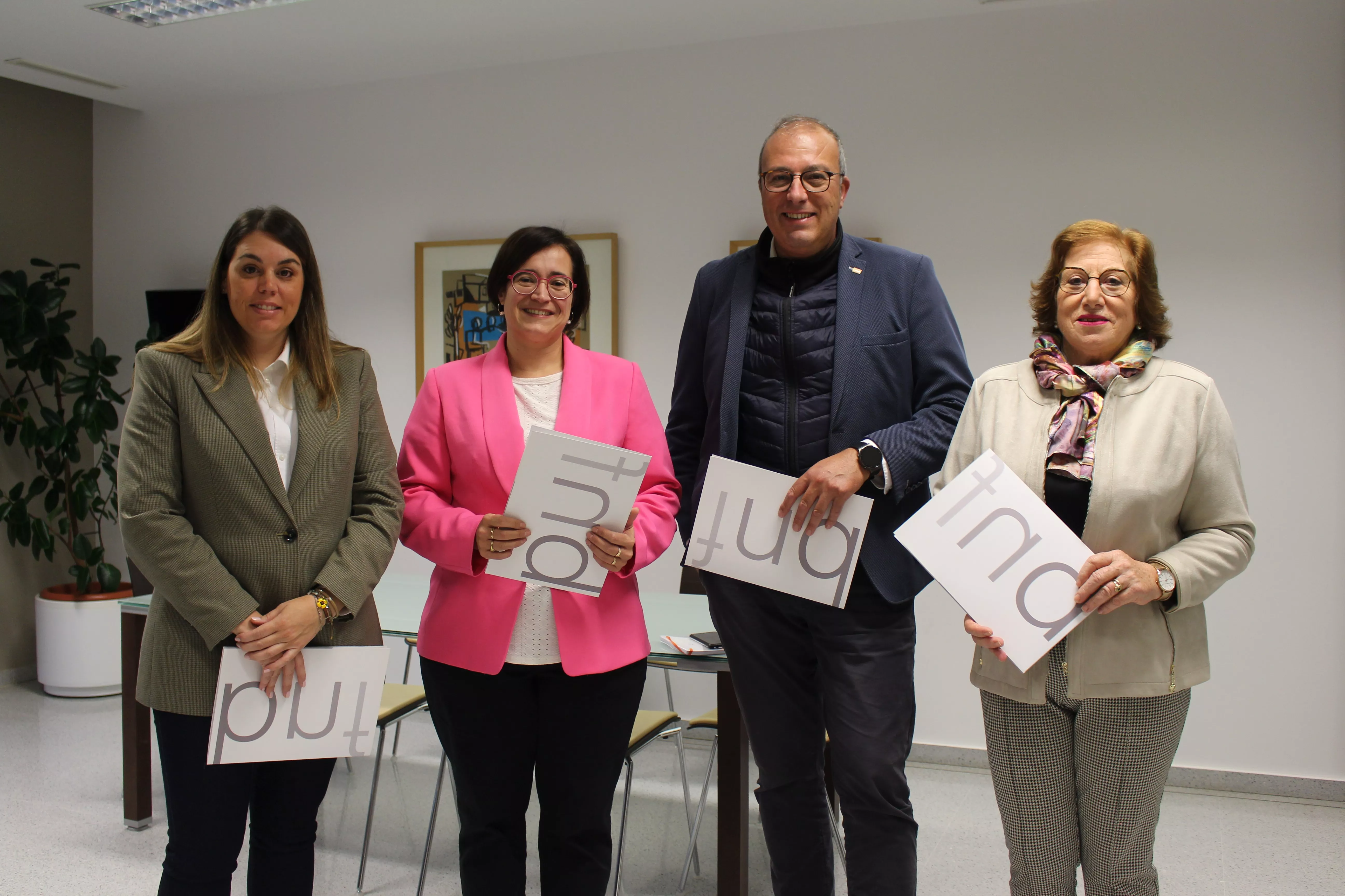 La alcaldesa, Patricia Rivera, tras la firma con Cruz Roja y Cáritas