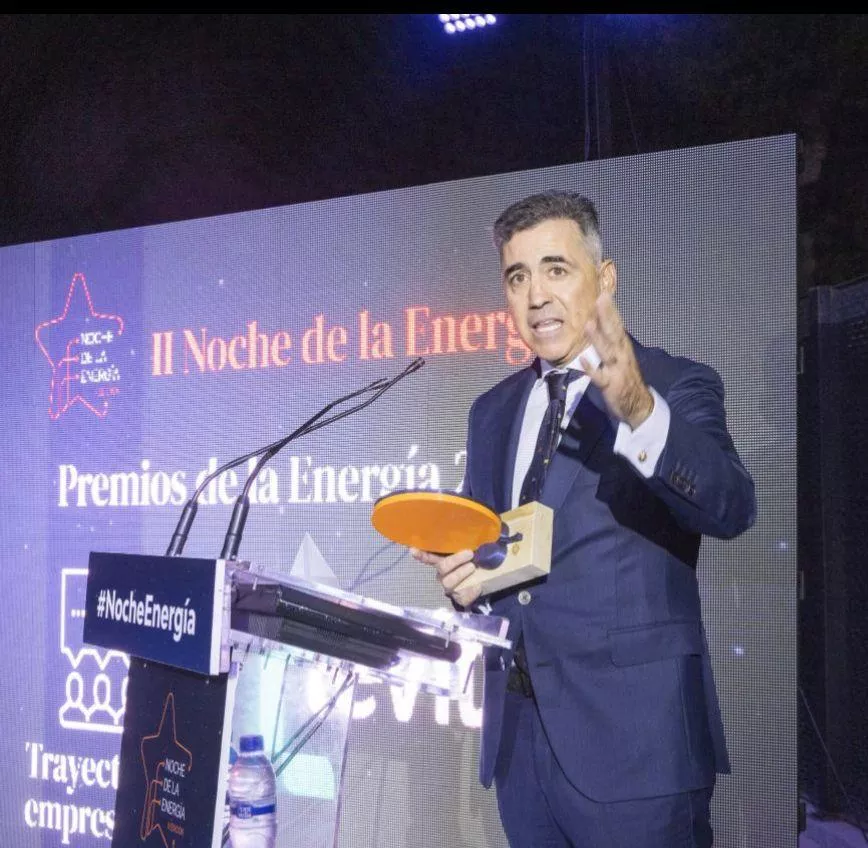 Pablo Lera, con el premio en la Noche de la Energía