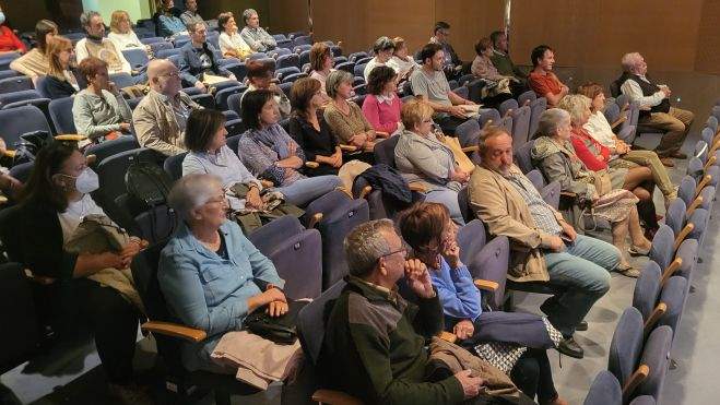 Público asistente a la presentación del libro de Carlos Garcés. Carlos Garcés, Ángel Gari y Rafael Yuste. Foto Myriam Martínez Público asistente a la presentación del libro de Carlos Garcés. Carlos Garcés, Ángel Gari y Rafael Yuste. Foto Myriam Martínez