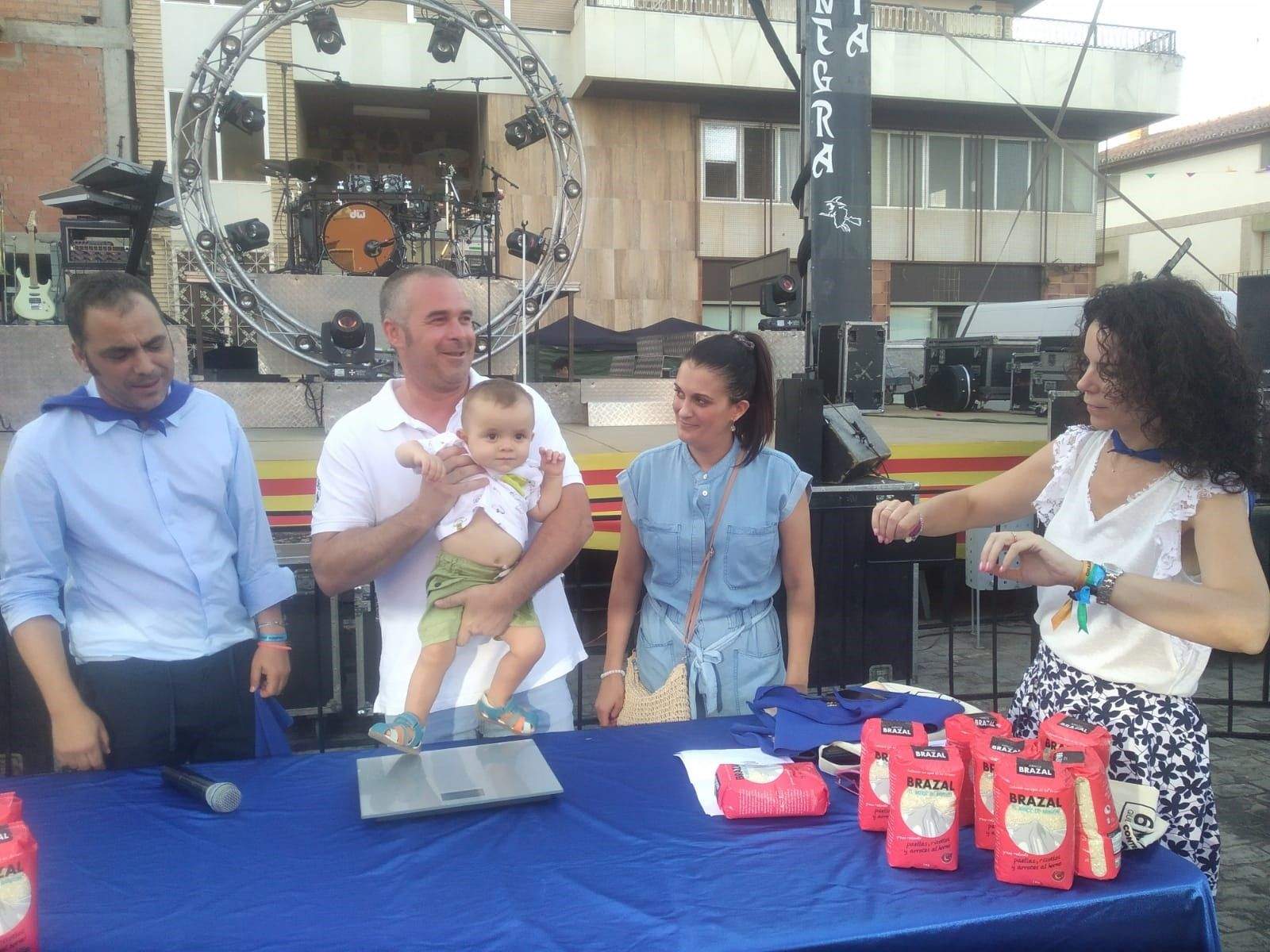Grañén disfruta del acto en el que se obsequia con el peso de los bebés en arroz
