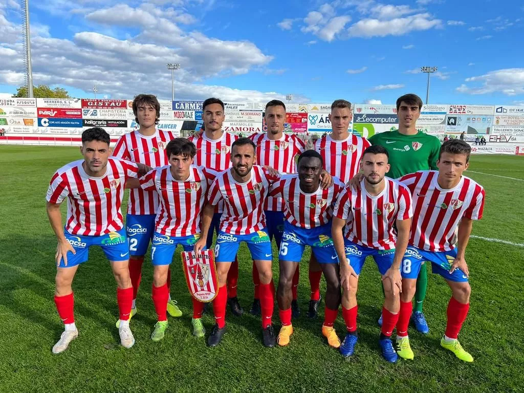 Formación inicial del Barbastro ante la Mutilvera. Foto: A.M.