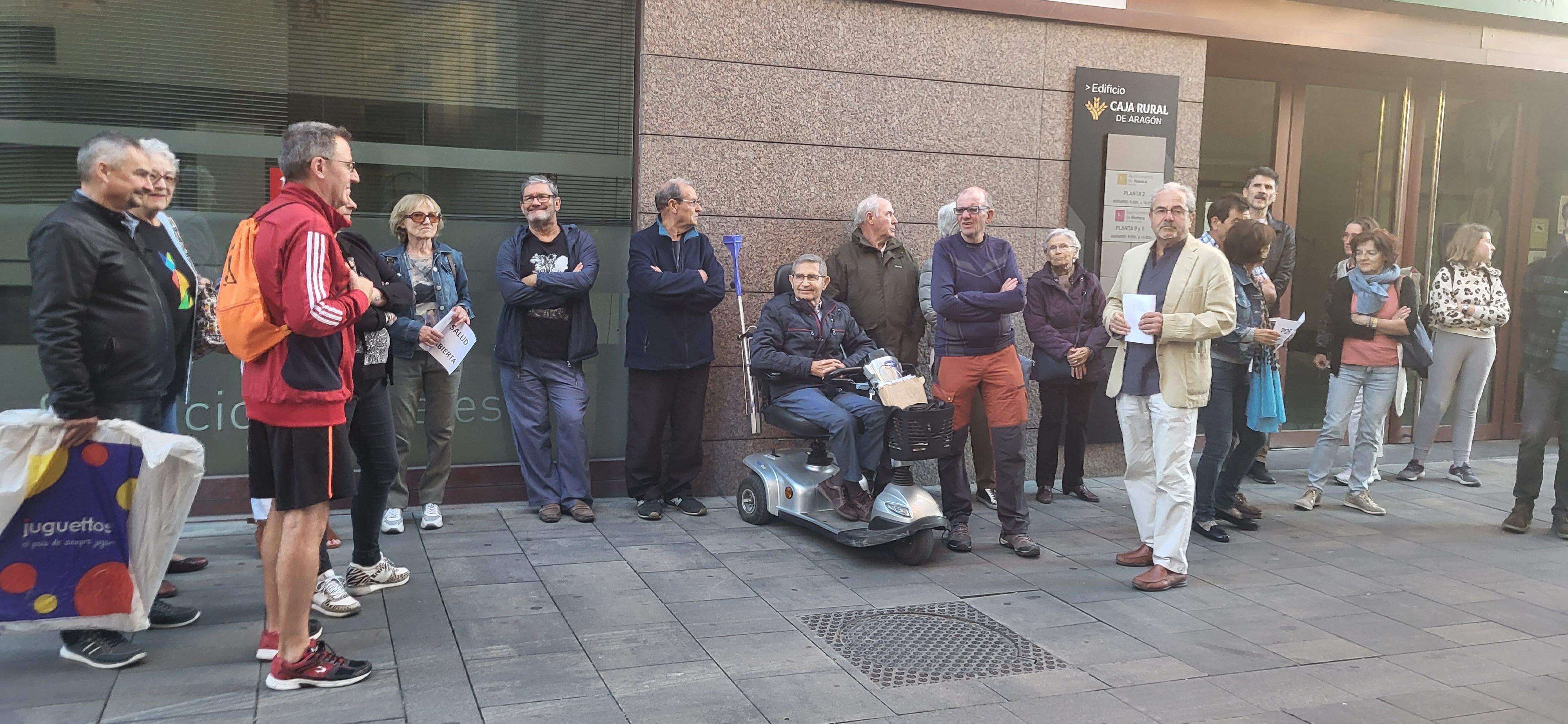 Una de las movilizaciones de Osca XXI y un grupo de usuarios para piden la apertura de la piscina Almériz todo el año
