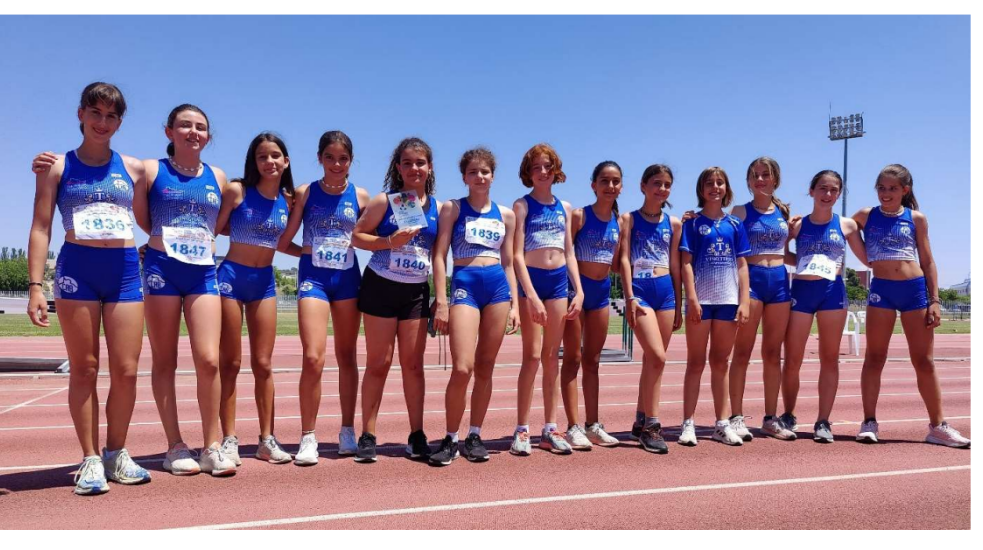 Equipo sub14 femenino del CAB en junio en Zaragoza con su trofeo de subcampeonas de Aragón
