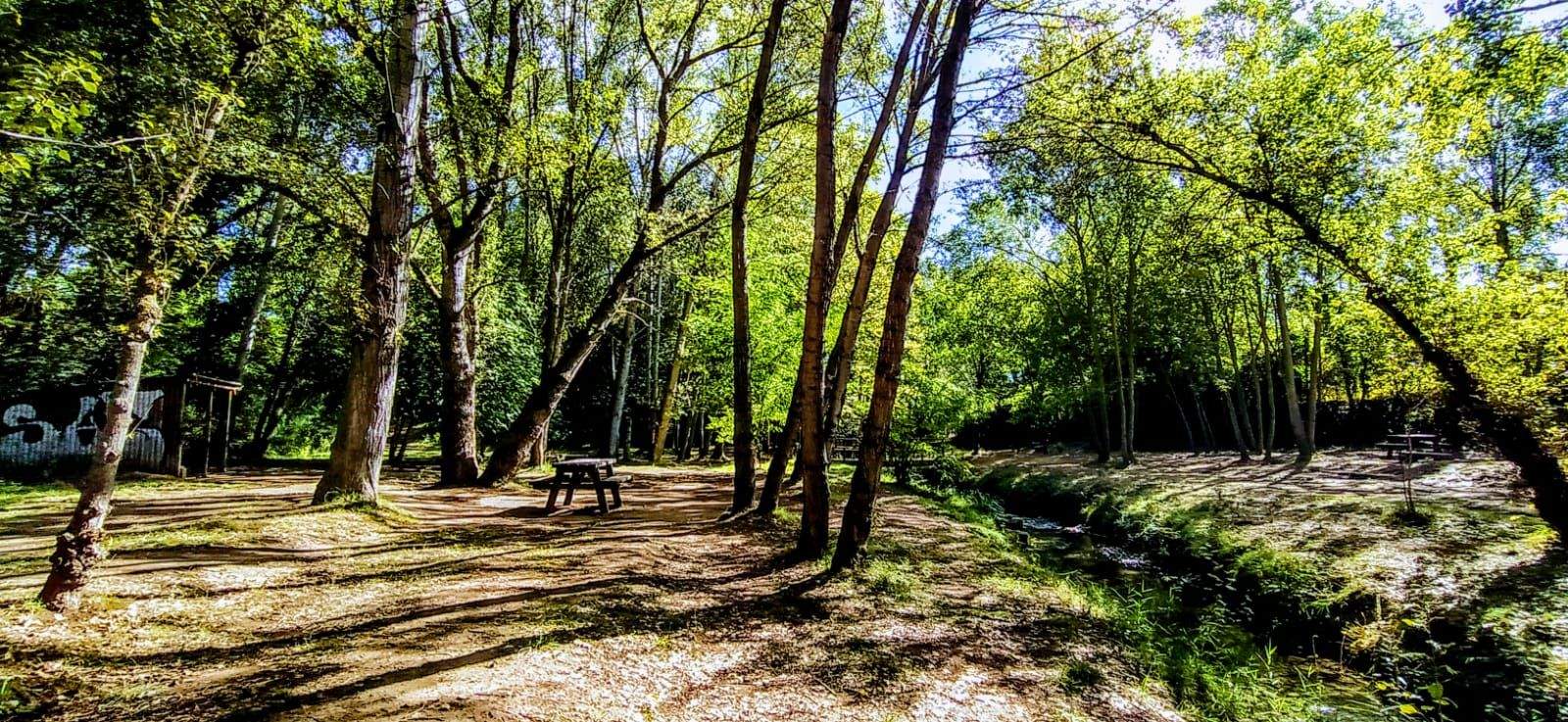 En el Soto de Marcelo, además de la fuente, encontramos mesas y bancos para descansar o tomar un almuerzo. Foto Joaquín Santafé