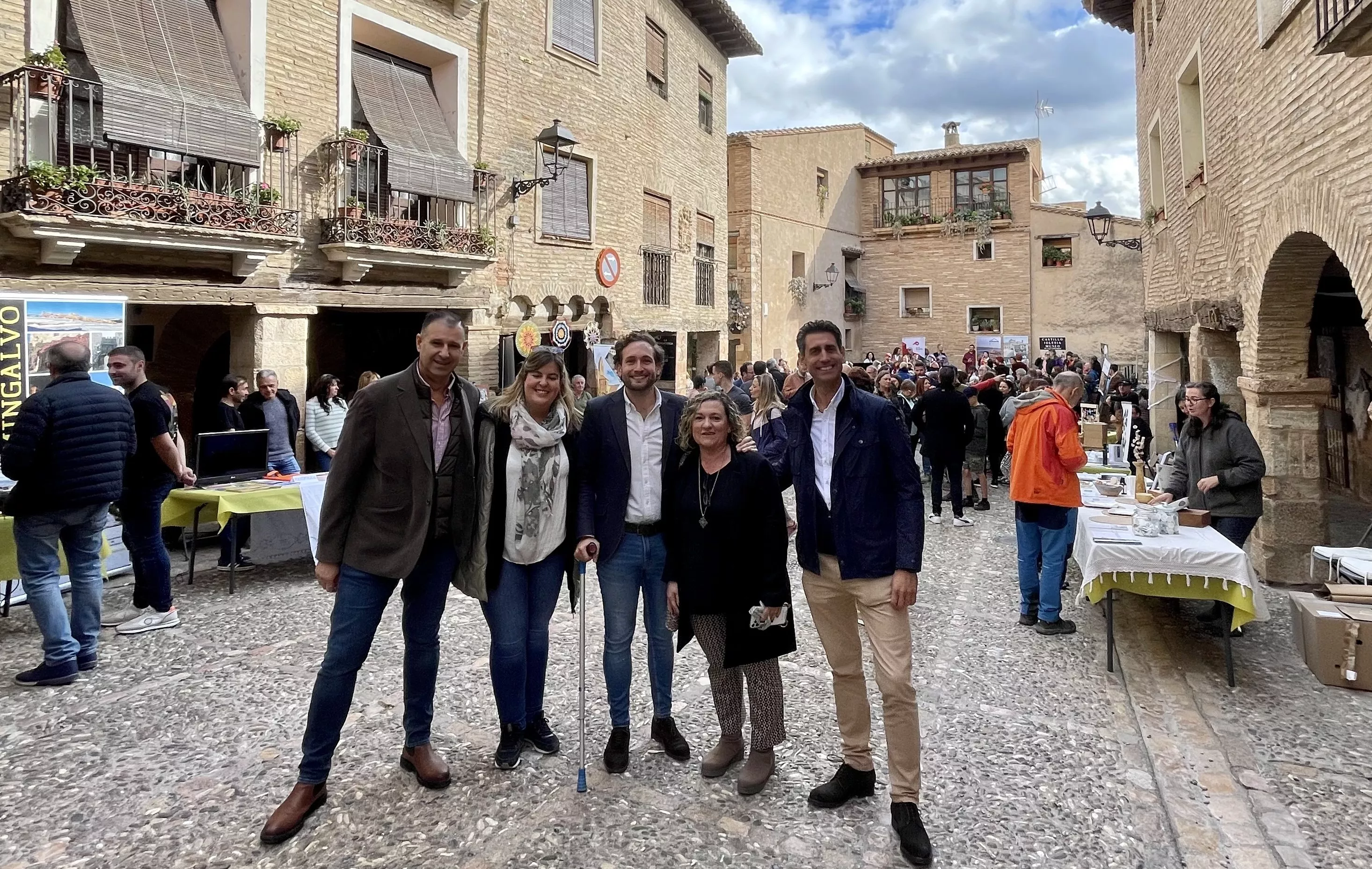 Isaac Claver, con las autoridades locales y comarcales en Alquézar