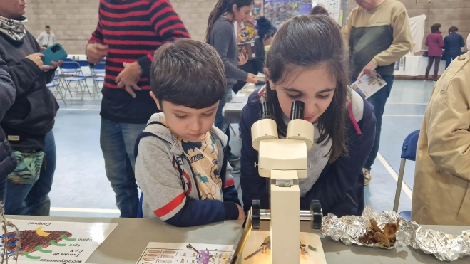 Lentes de aumento.XXXII Jornadas Micológicas de Ayerbe. Foto Myriam Martínez Lentes de aumento.XXXII Jornadas Micológicas de Ayerbe. Foto Myriam Martínez