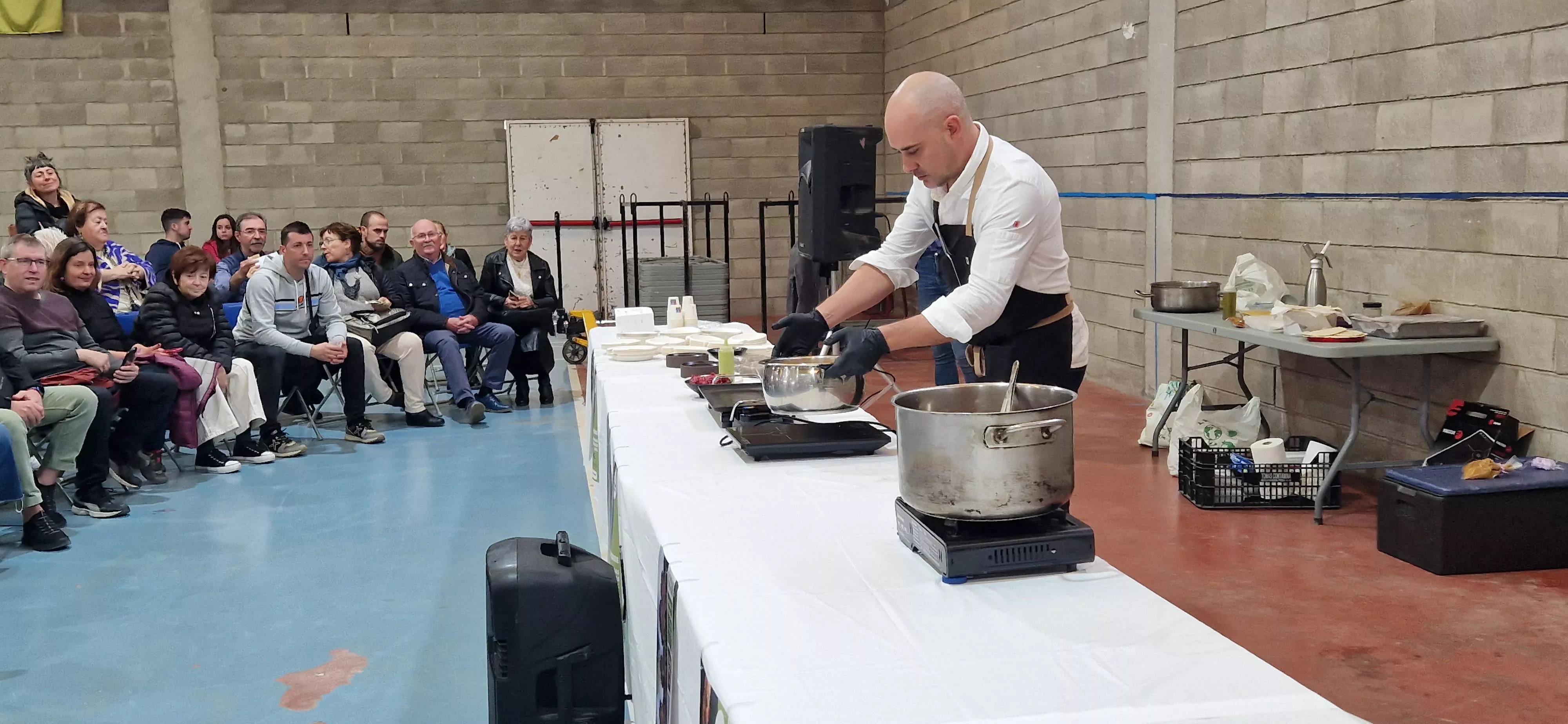 Show coocking con el chef Dani Sarasa.  XXXII Jornadas Micológicas de Ayerbe. Foto Myriam Martínez