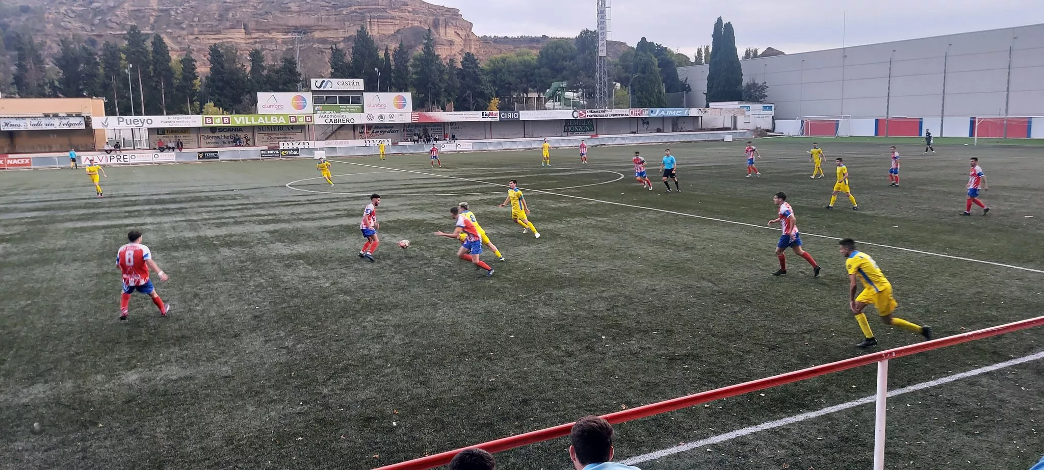 Un momento del partido entre el Atlético Monzón Alumbra y el Almudévar. 
