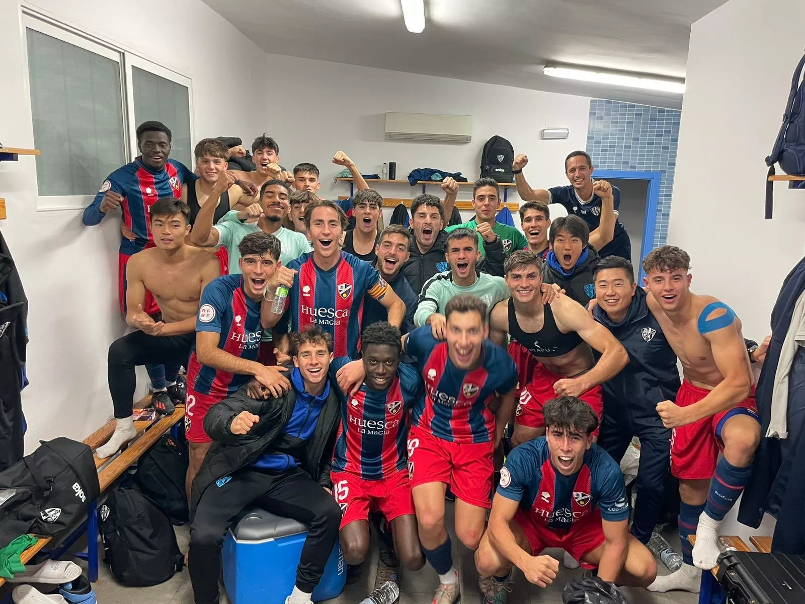 Jugadores del Huesca B celebran la victoria en Borja. Foto: @CanteraSDHuesca 