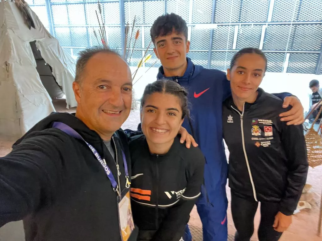 Phondy con su grupo en Atapuerca: De Francisco, Ait y Oriach.