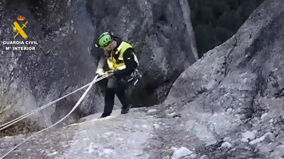 Uno de los especialistas repela para rescatar a la barranquista en Vadiello. Uno de los especialistas repela para rescatar a la barranquista en Vadiello.