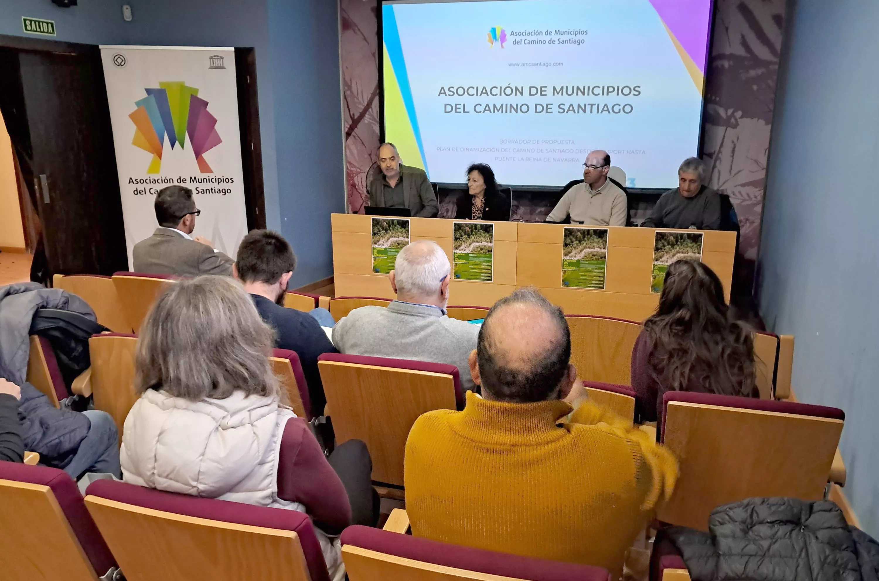 Imagen de una reunión celebrada en Villanúa para potenciar el Camino de Santiago desde Somport hasta Puente la Reina.