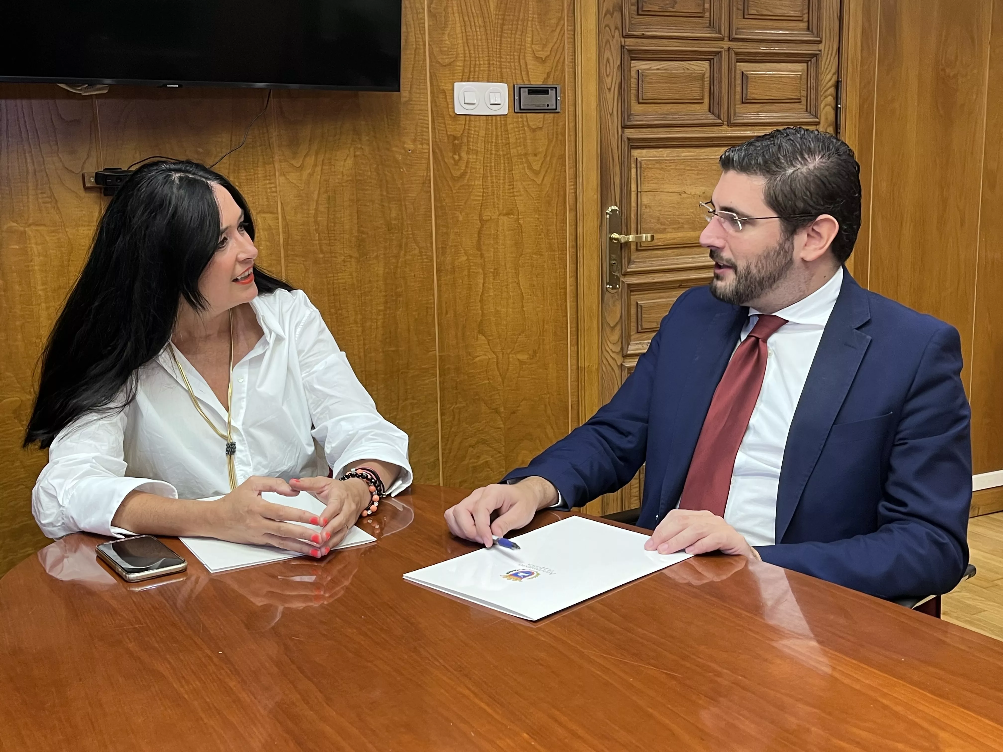 La alcaldesa de Huesca, Lorena Orduna, y Alejandro Nolasco en una reunión mantenida en Huesca.