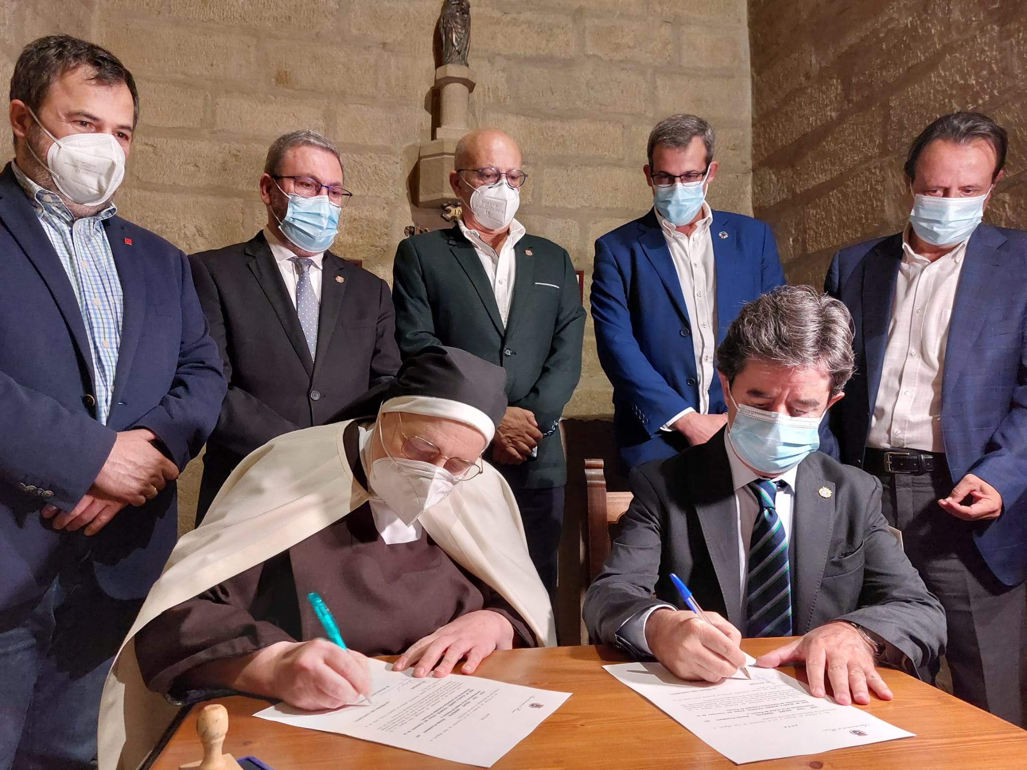 Momento de la entrega simbólica de un céntimo de euro del Ayuntamiento al convento de Las Miguelas.