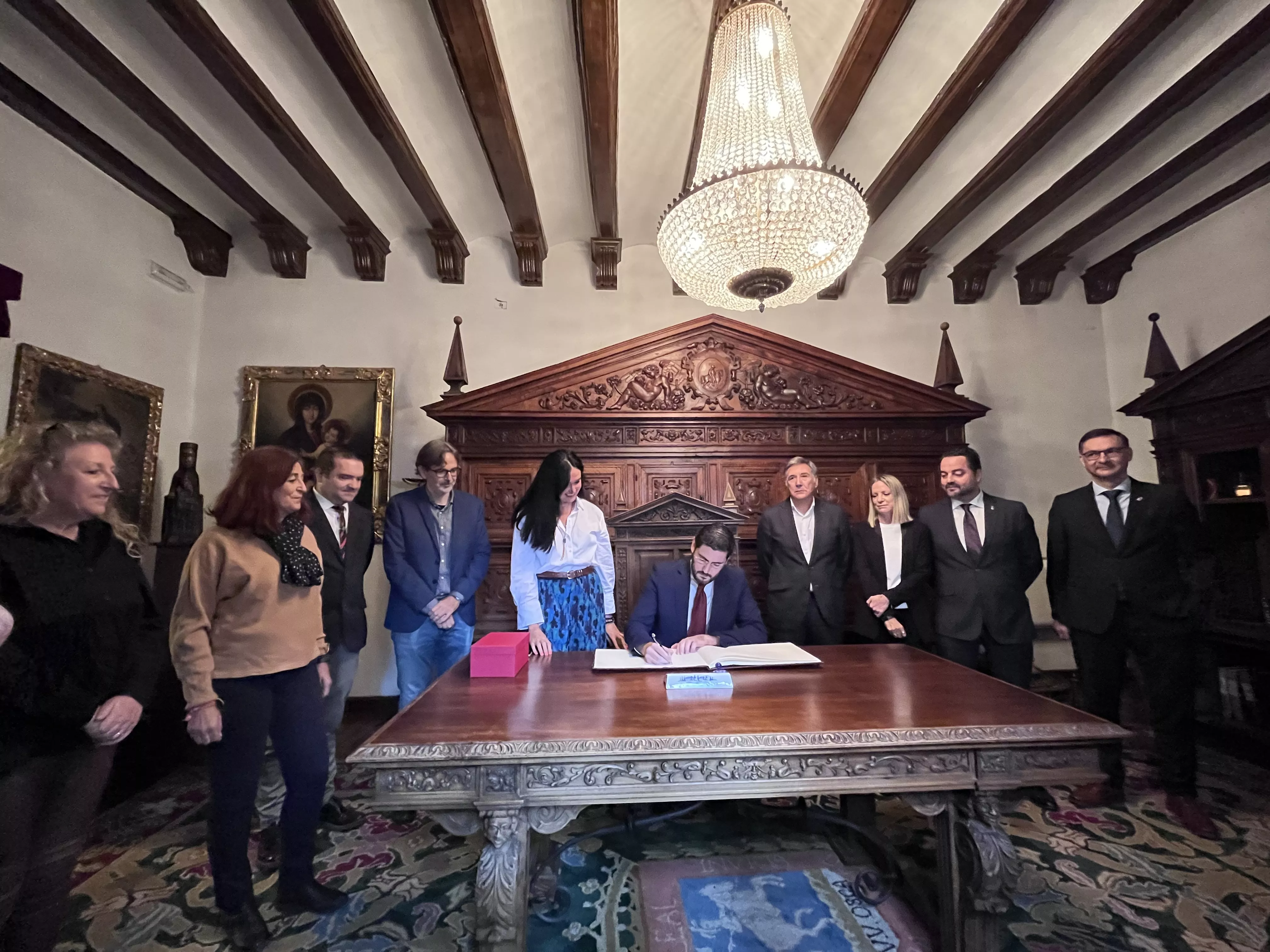 Nolasco firma en el libro de honor del Ayuntamiento junto a la alcaldesa y distintos representantes de PP y VOX.