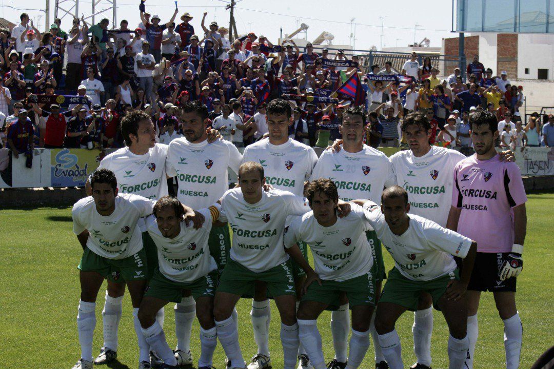 Edu Navarro, arriba a la derecha, fue titular en el partido ante el Écija que dio el ascenso a Segunda División al Huesca y coincidió con Sorribas