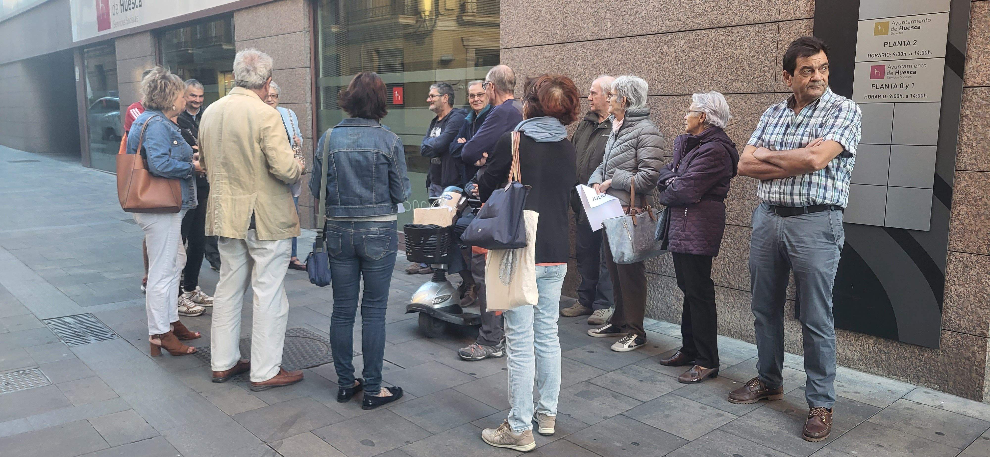 Concentración para pedir la apertura de la piscina Almériz todo el año, celebrada este miércoles Concentración para pedir la apertura de la piscina Almériz todo el año, celebrada este miércoles