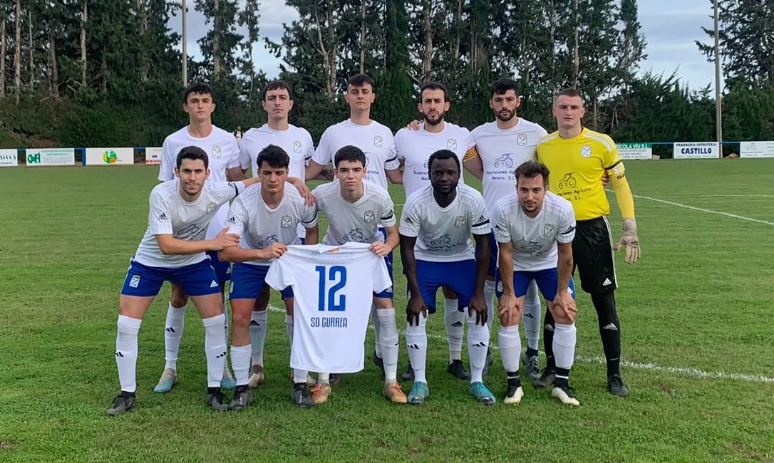Los jugadores de Gurrea posaron con la camiseta que portó Oliva.