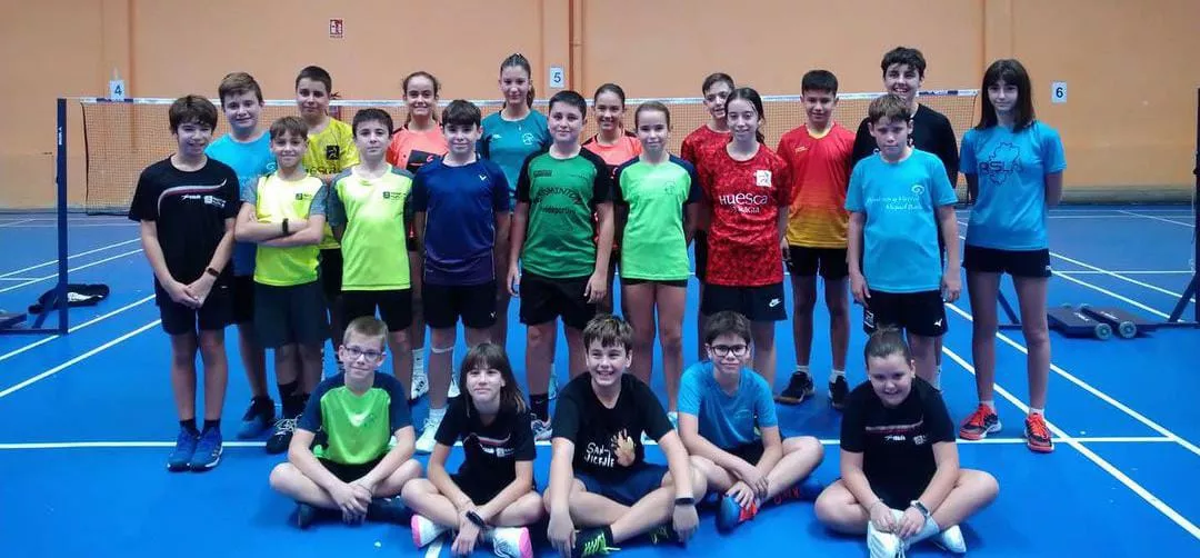 Deportistas del Bádminton Binéfar junto con compañeros de otros clubes. 