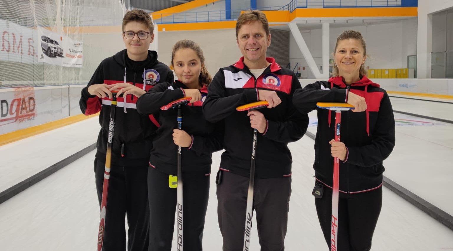 De izquierda a derecha, Aleksei Palacín, Aurora Tesa, Óscar Tesa y Olga Khromchenkova, componentes de los dos equipos que representarán al Club Hielo Jaca en el campeonato