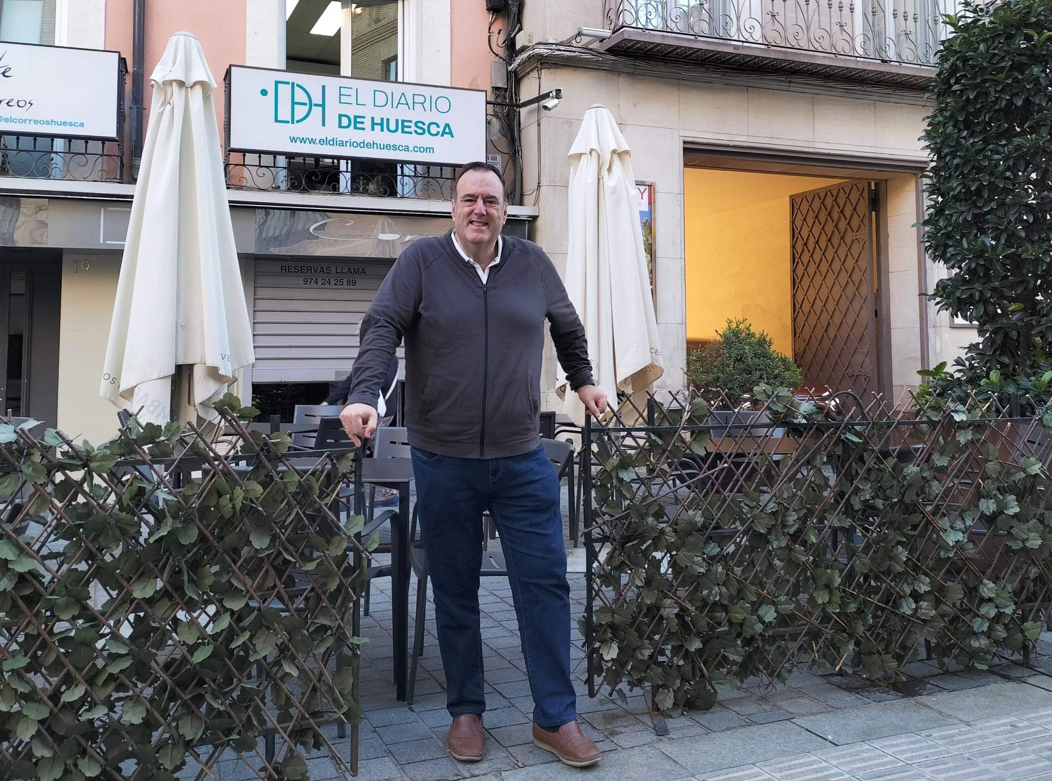 Javier García Antón, delante de la sede de EL DIARIO DE HUESCA