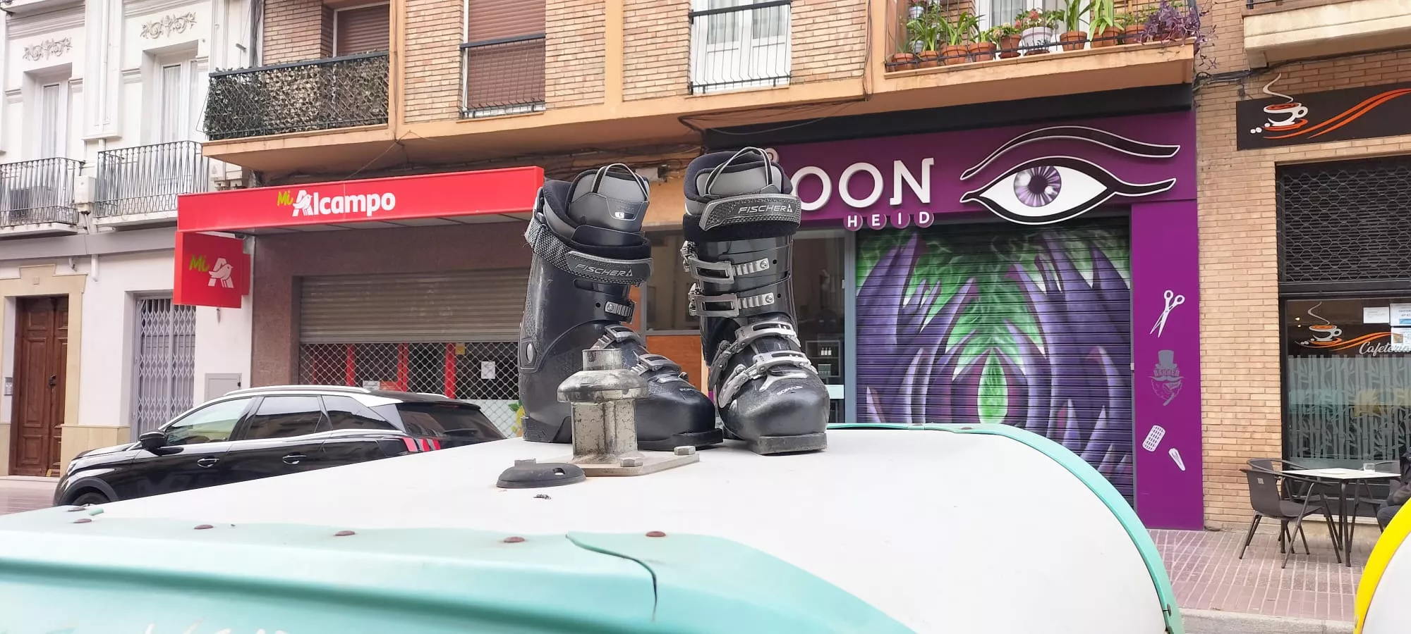 Botas Fischer encima de un contenedor. ¿Inventaremos en Huesca el "bootcrossing"?