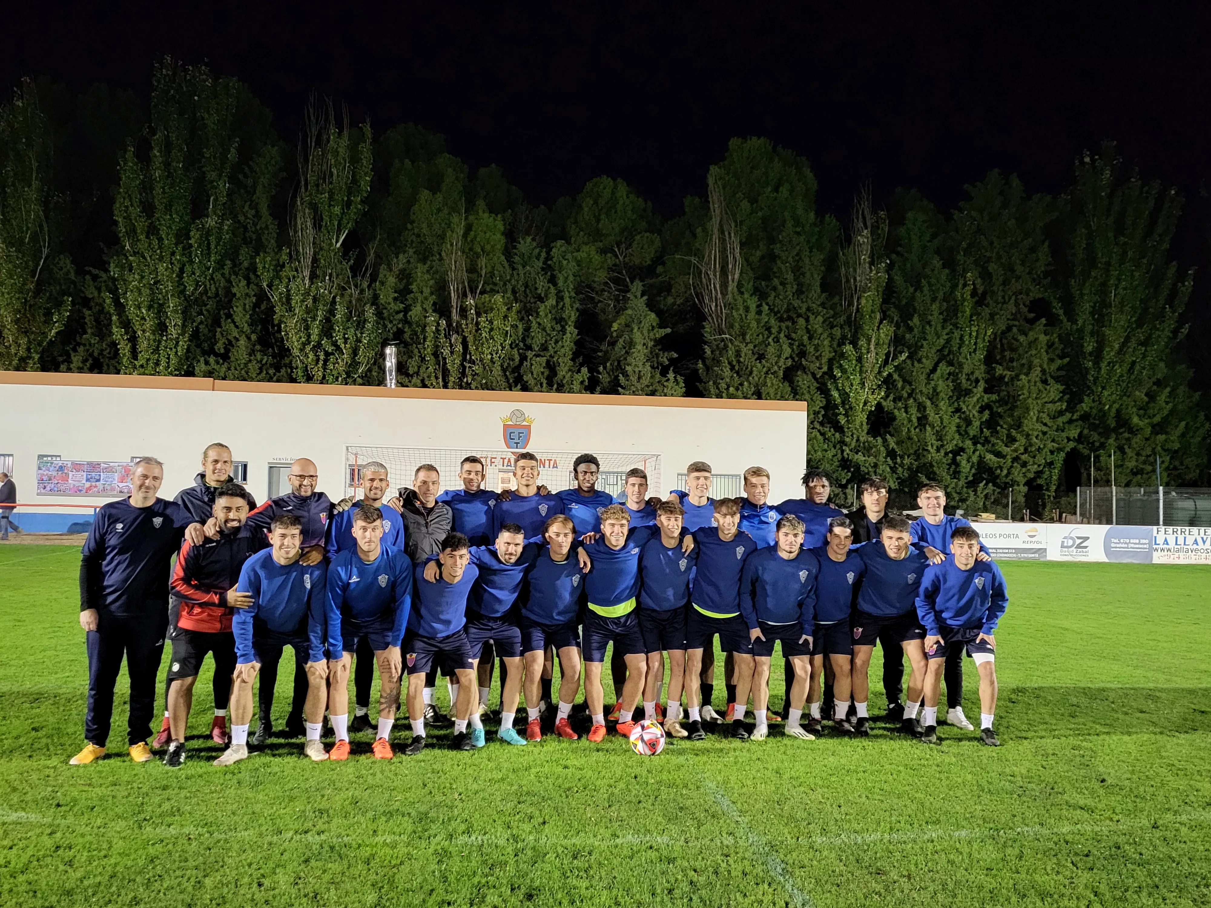 La plantilla del Tardienta posa antes de completar el último entrenamiento antes de recibir al Getafe. Foto: A. Mora