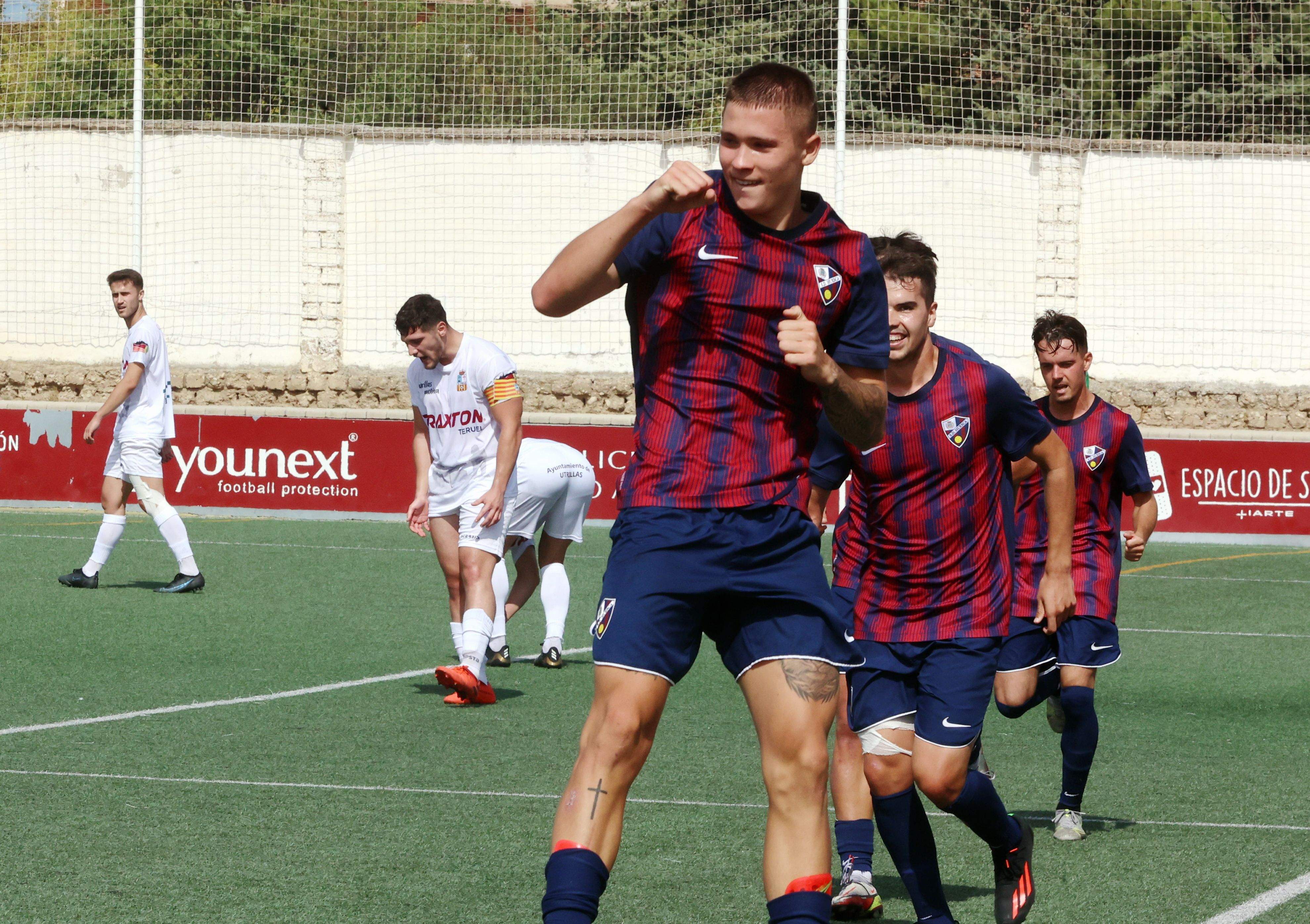 Diego Aznar celebra un gol ante el Utrillas en San Jorge