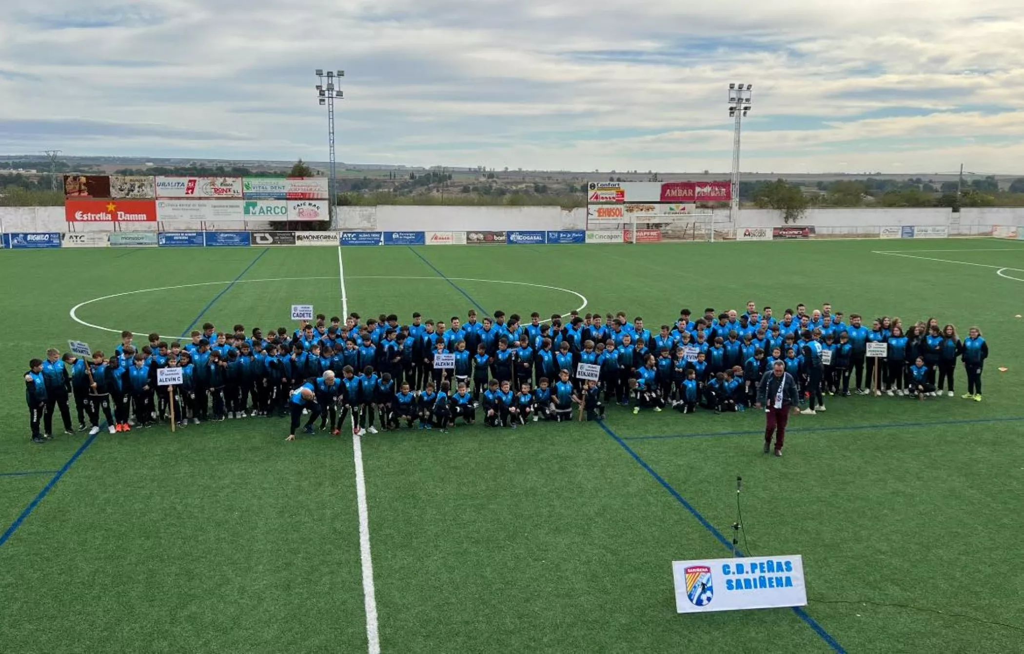 Foto de familia de los equipos del CD Peñas Sariñena.