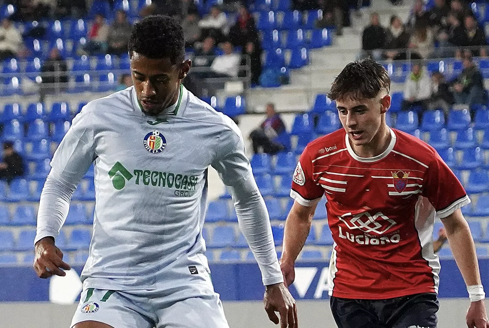 Lozano, jugador del Getafe, guarda un balón ante otro del Tardienta en El Alcoraz.