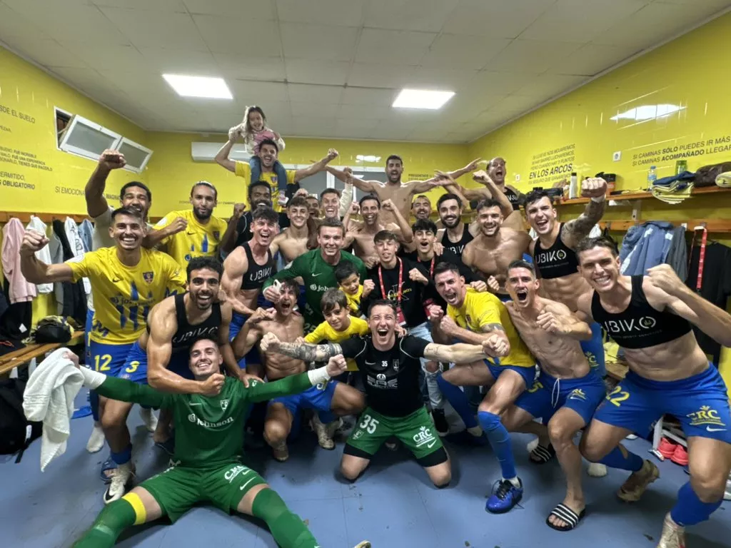 Mendi, a la derecha de la imagen, celebra el pase de ronda de su Orihuela.