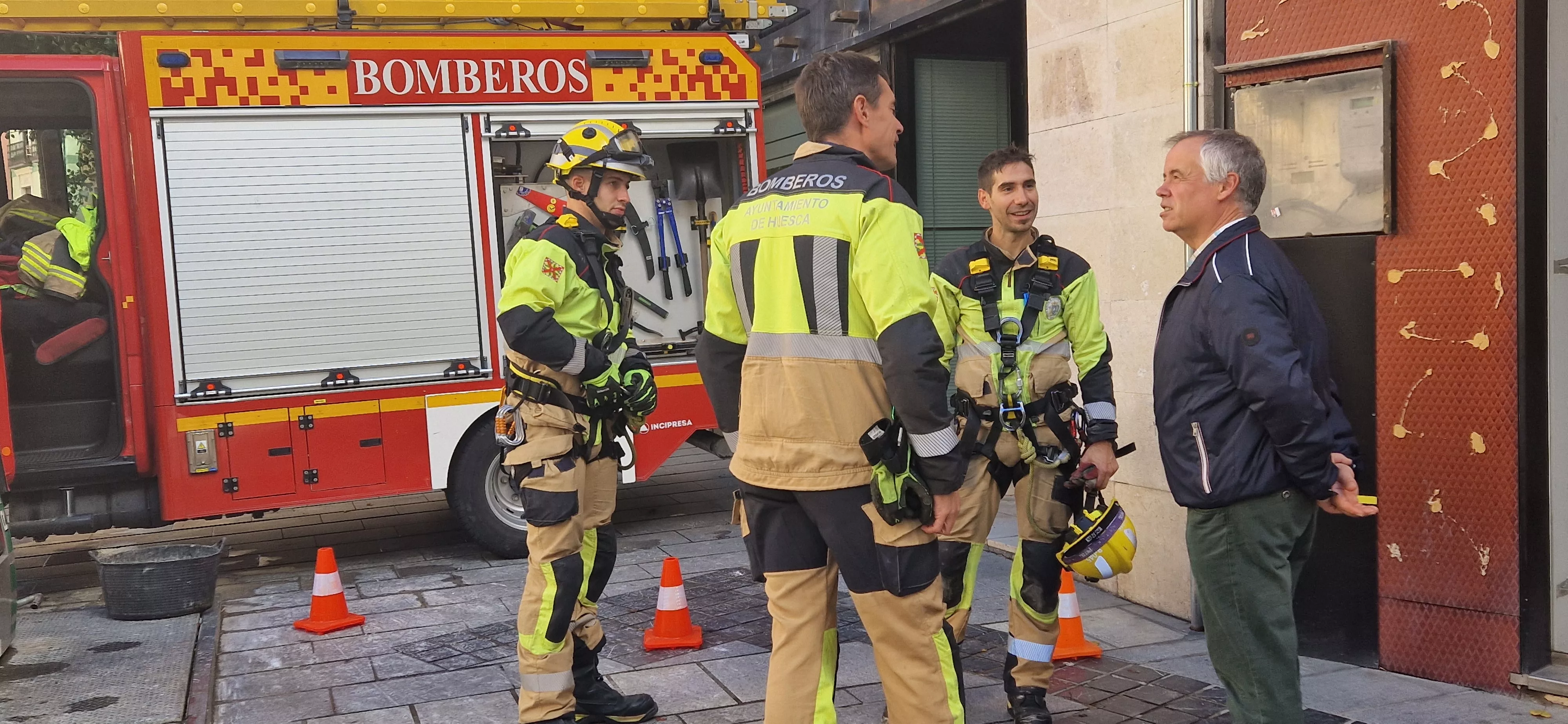 Actuación de los Bomberos de Huesca en el Coso Bajo. Foto Myriam Martínez 