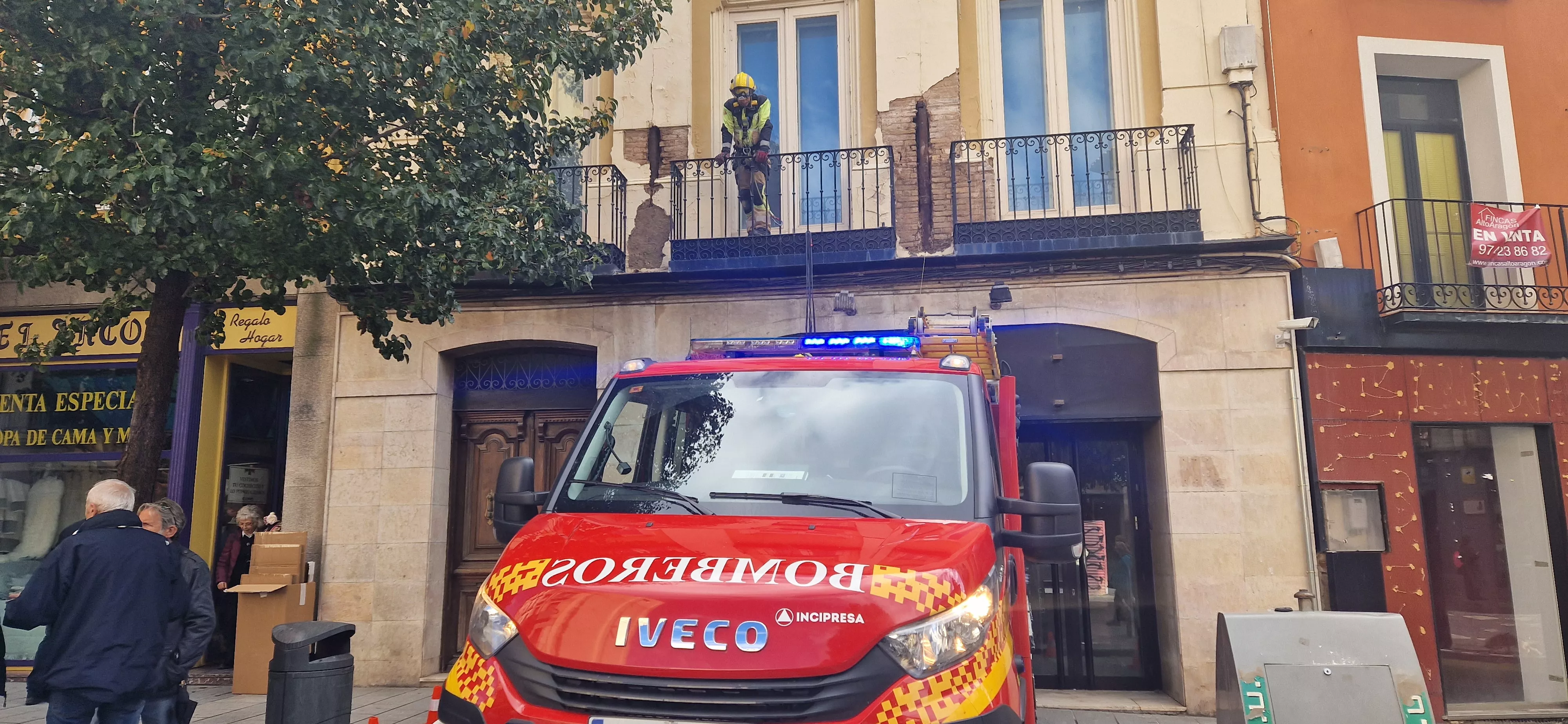 Actuación de los Bomberos de Huesca en el Coso Bajo. Foto Myriam Martínez 