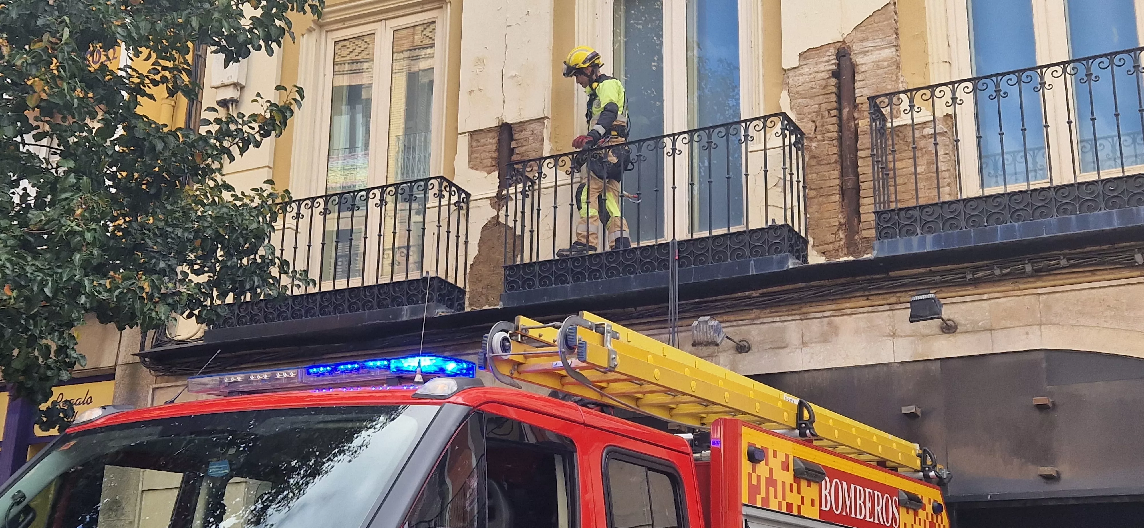 Actuación de los Bomberos de Huesca en el Coso Bajo. Foto Myriam Martínez 