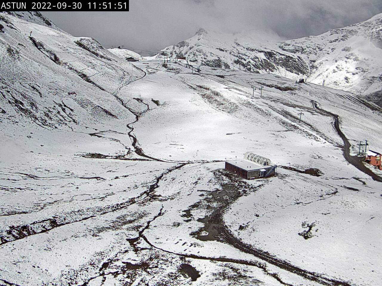 Imagen de la estación de Astún la mañana de este viernes