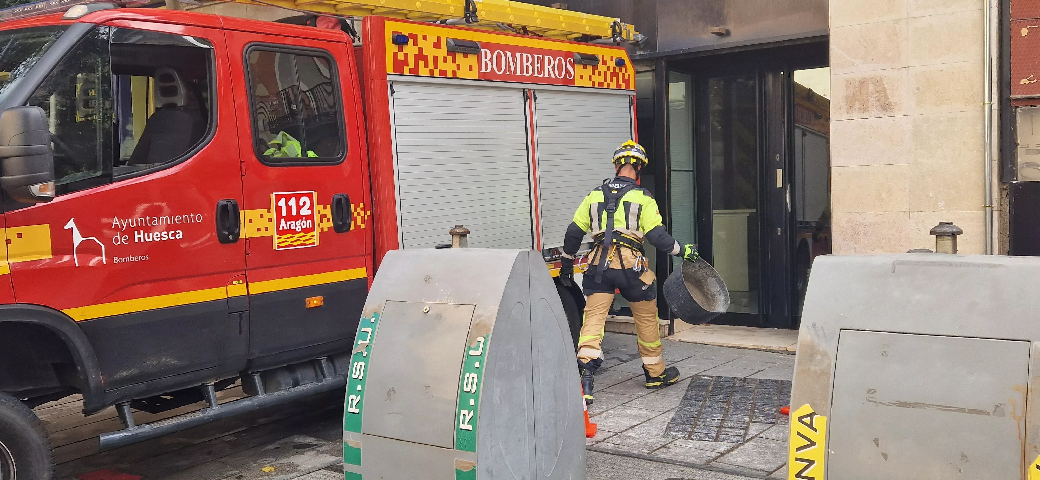 Actuación de los Bomberos de Huesca en el Coso Bajo. Foto Myriam Martínez 