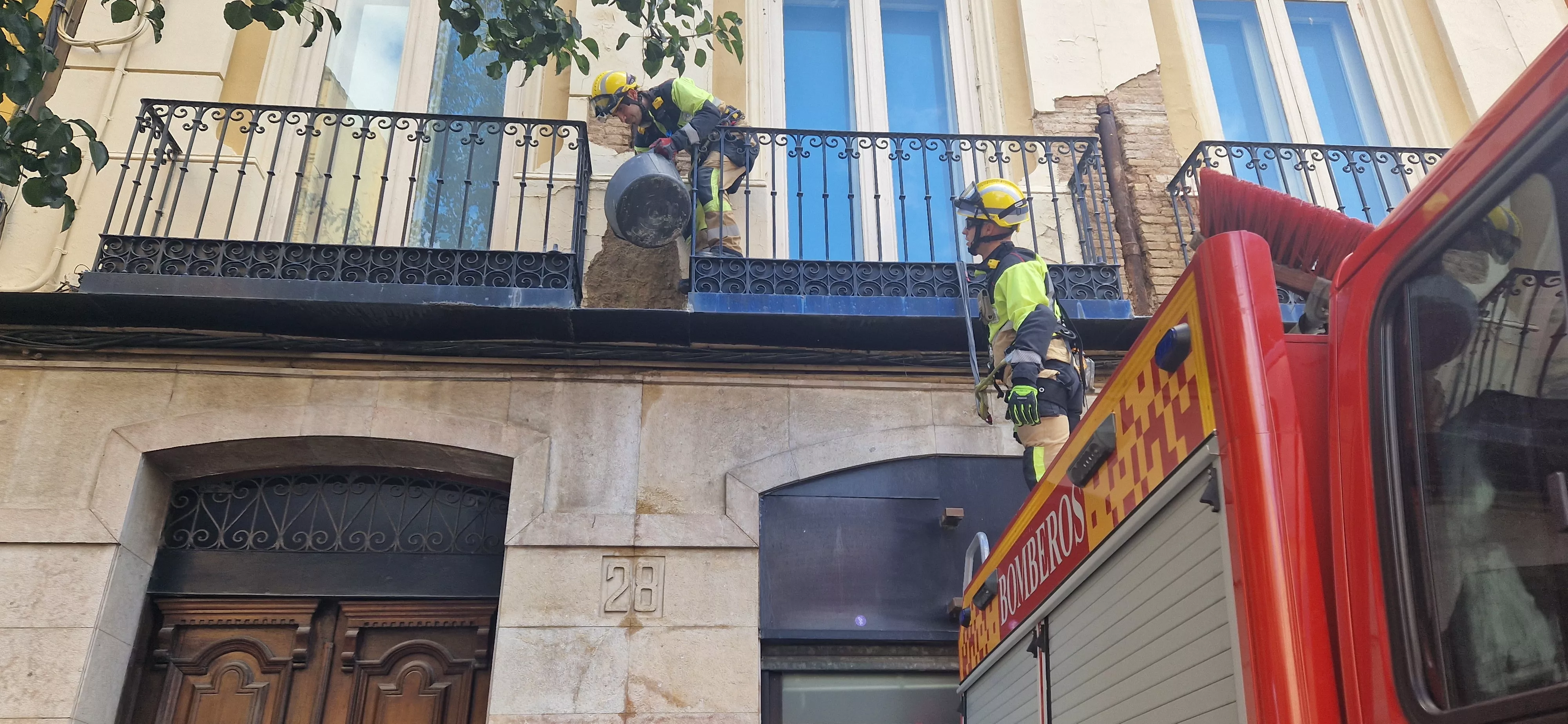 Actuación de los Bomberos de Huesca en el Coso Bajo. Foto Myriam Martínez 