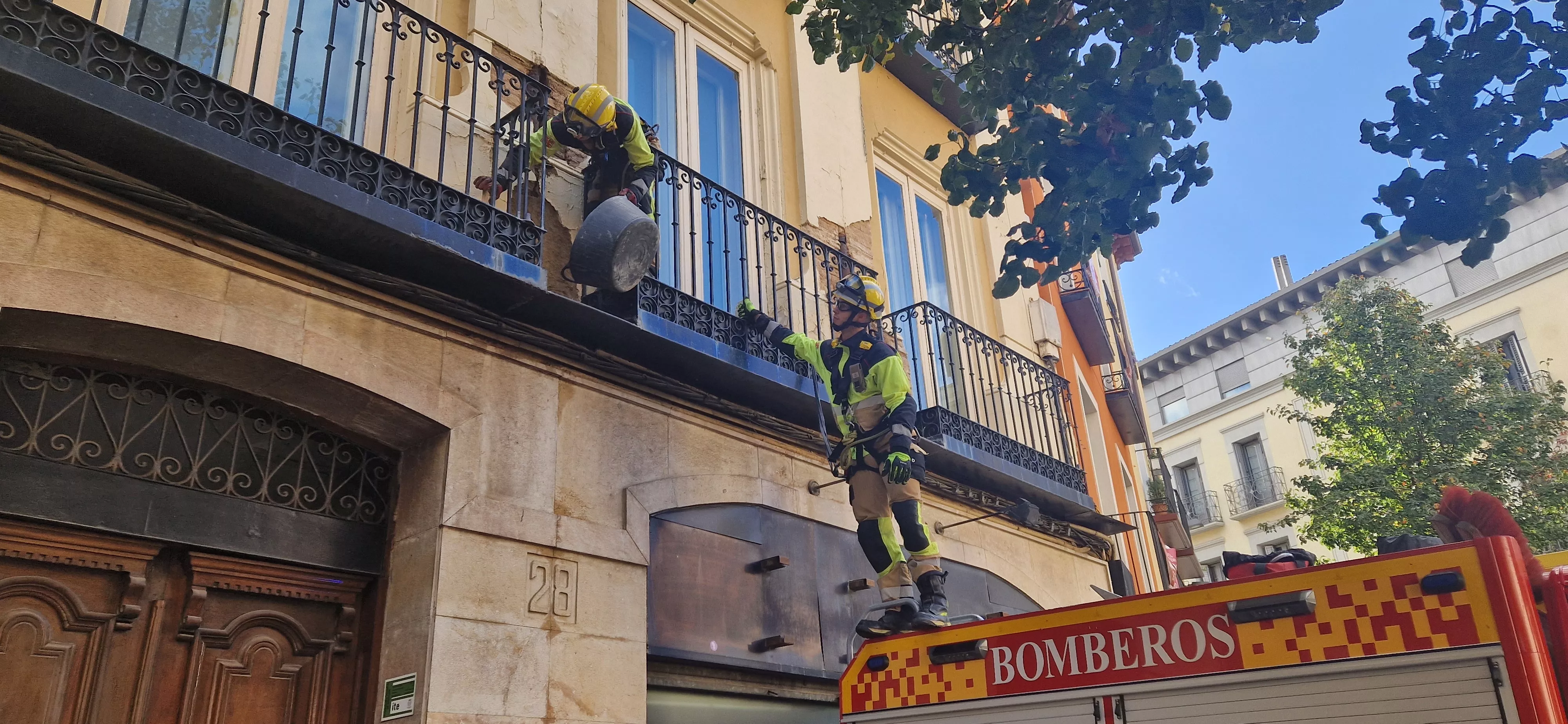 Actuación de los Bomberos de Huesca en el Coso Bajo. Foto Myriam Martínez 