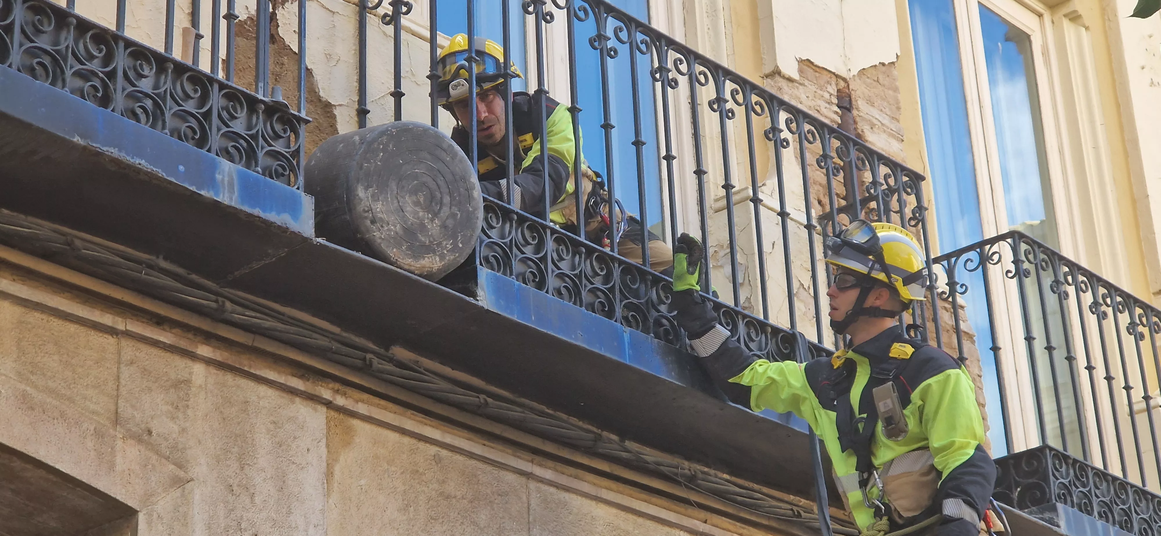 Actuación de los Bomberos de Huesca en el Coso Bajo. Foto Myriam Martínez 