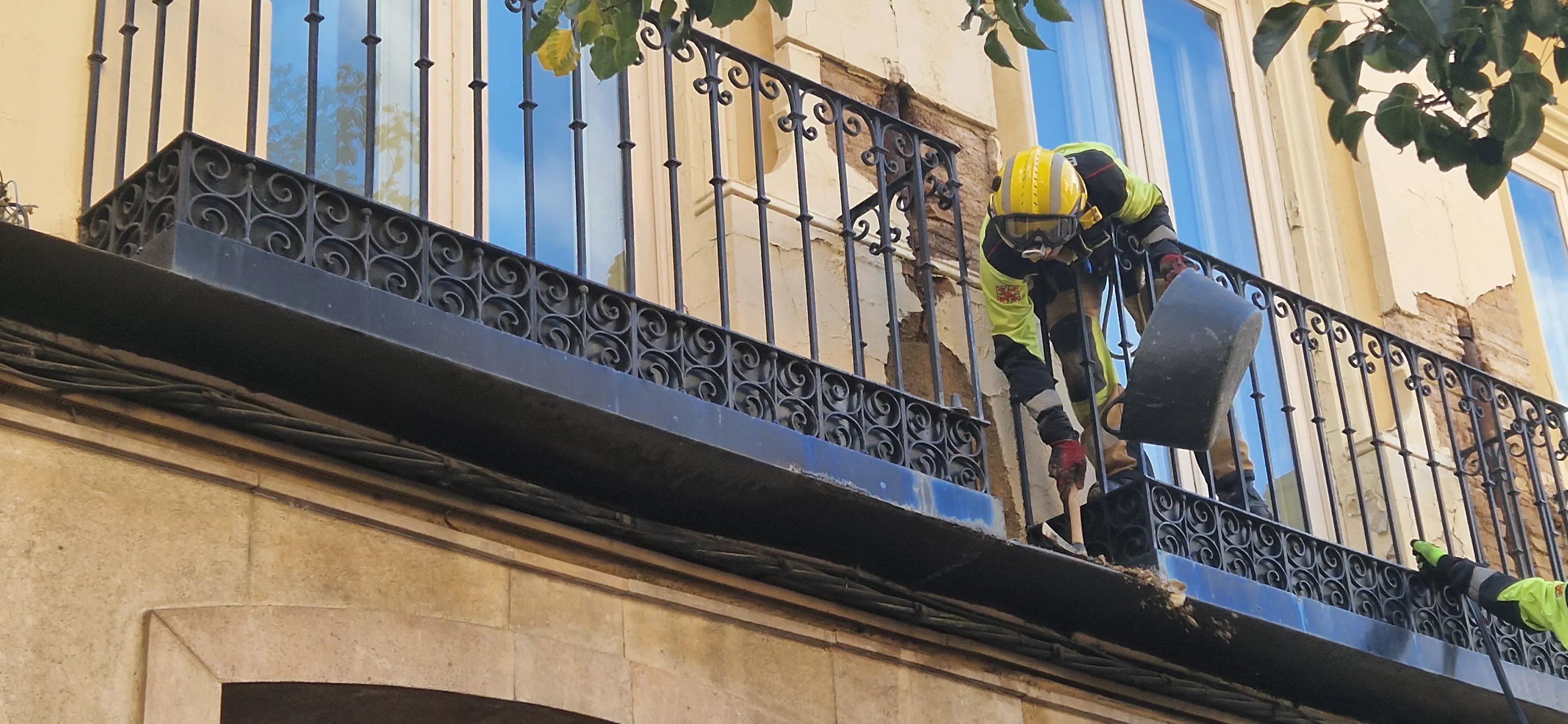 Actuación de los Bomberos de Huesca en el Coso Bajo. Foto Myriam Martínez 