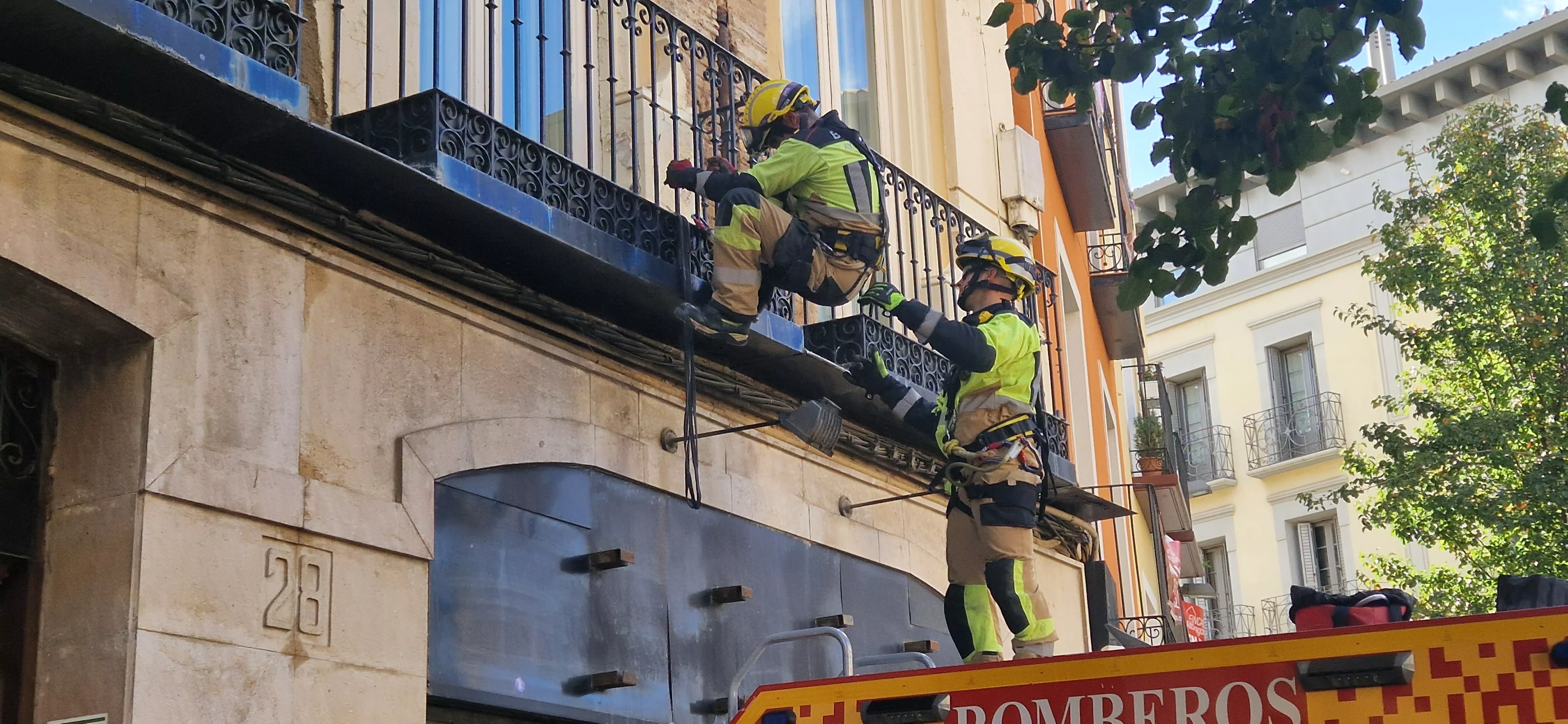 Actuación de los Bomberos de Huesca en el Coso Bajo. Foto Myriam Martínez 