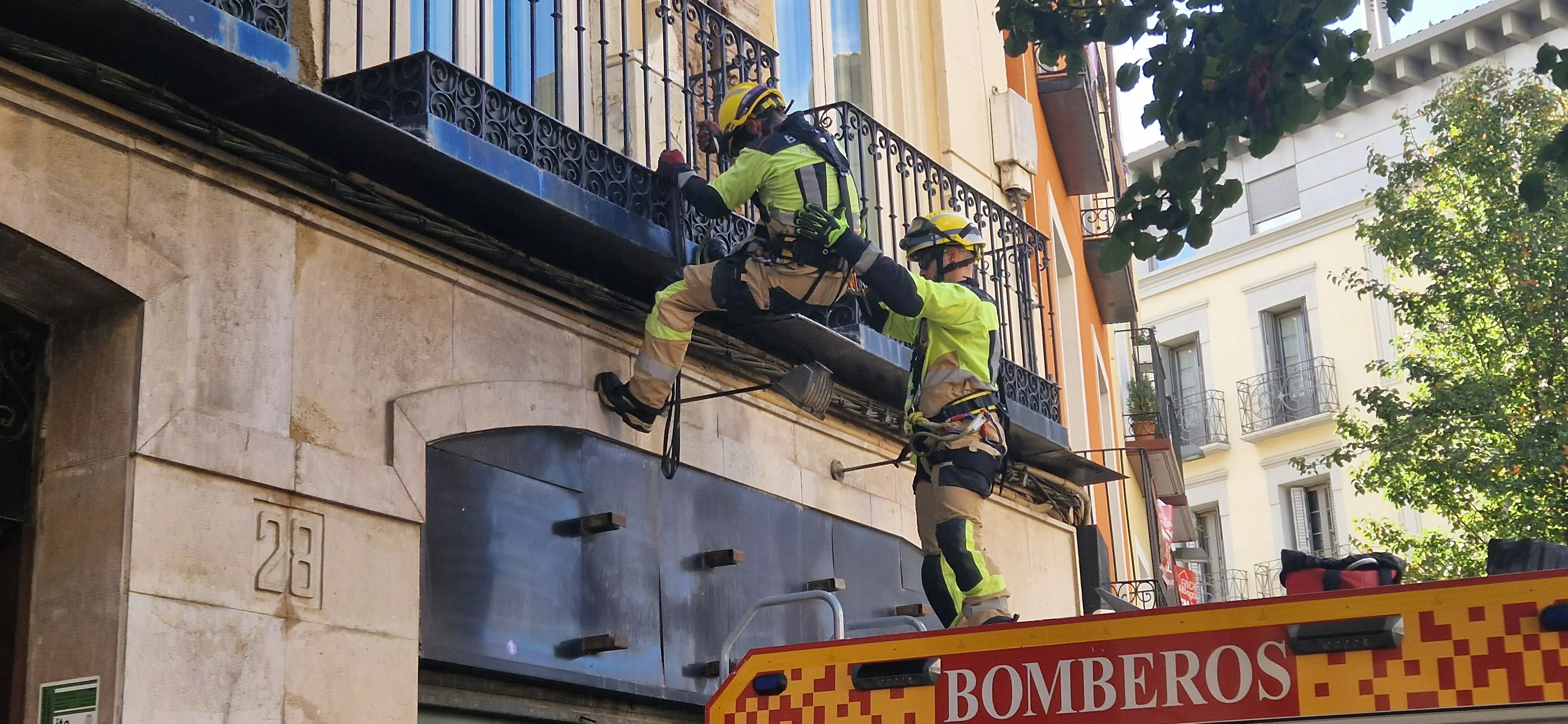 Actuación de los Bomberos de Huesca en el Coso Bajo. Foto Myriam Martínez 